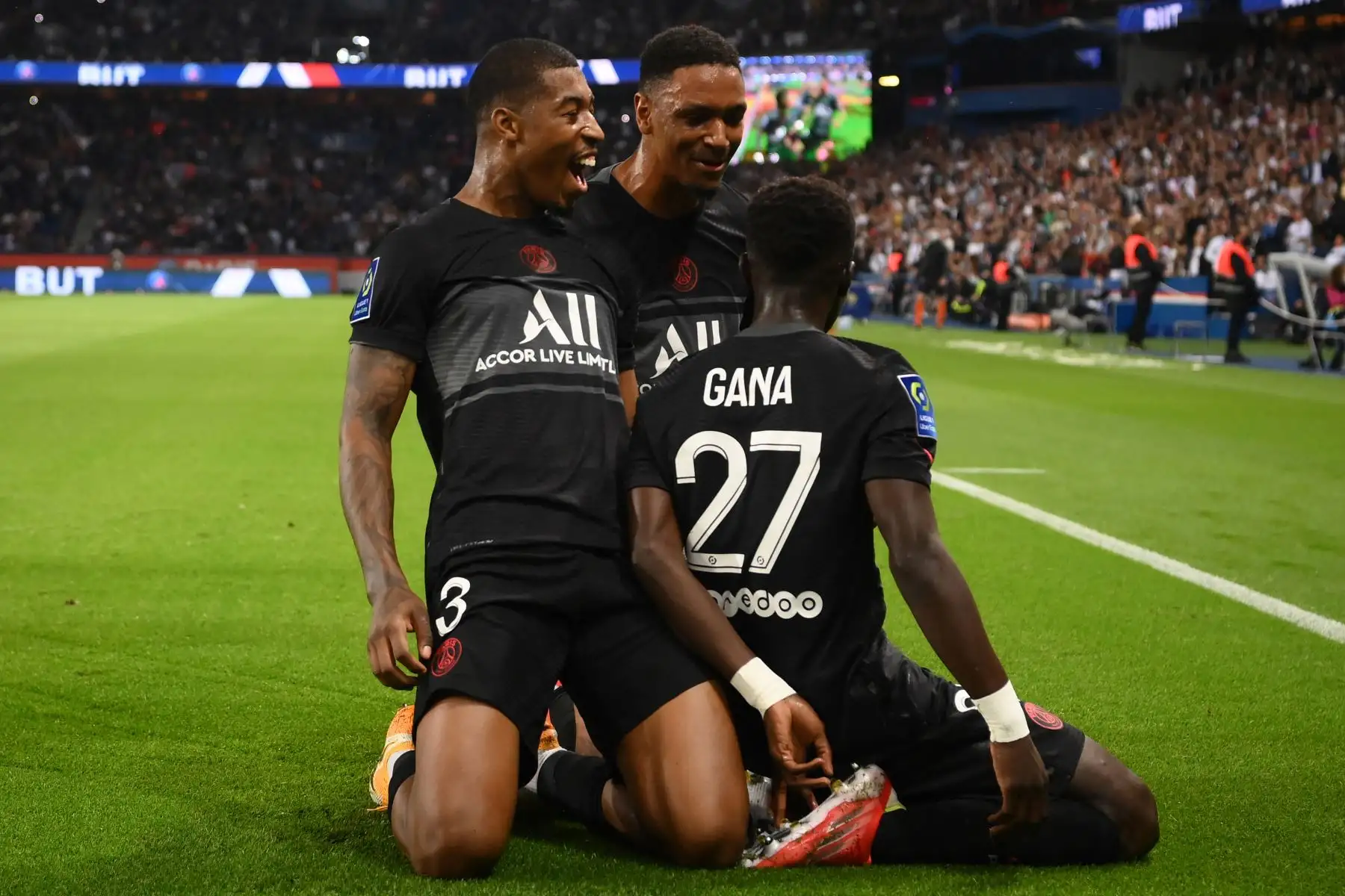El centrocampista senegalés del Paris Saint-Germain Idrissa Gueye celebra con el defensor francés del Paris Saint-Germain Presnel Kimpembe y el defensor francés del Paris Saint-Germain Abdou Diallo después de marcar un gol durante el partido de fútbol francés L1 entre el Paris Saint- Germain (PSG) y Montpellier (MHSC).
Foto: AFP