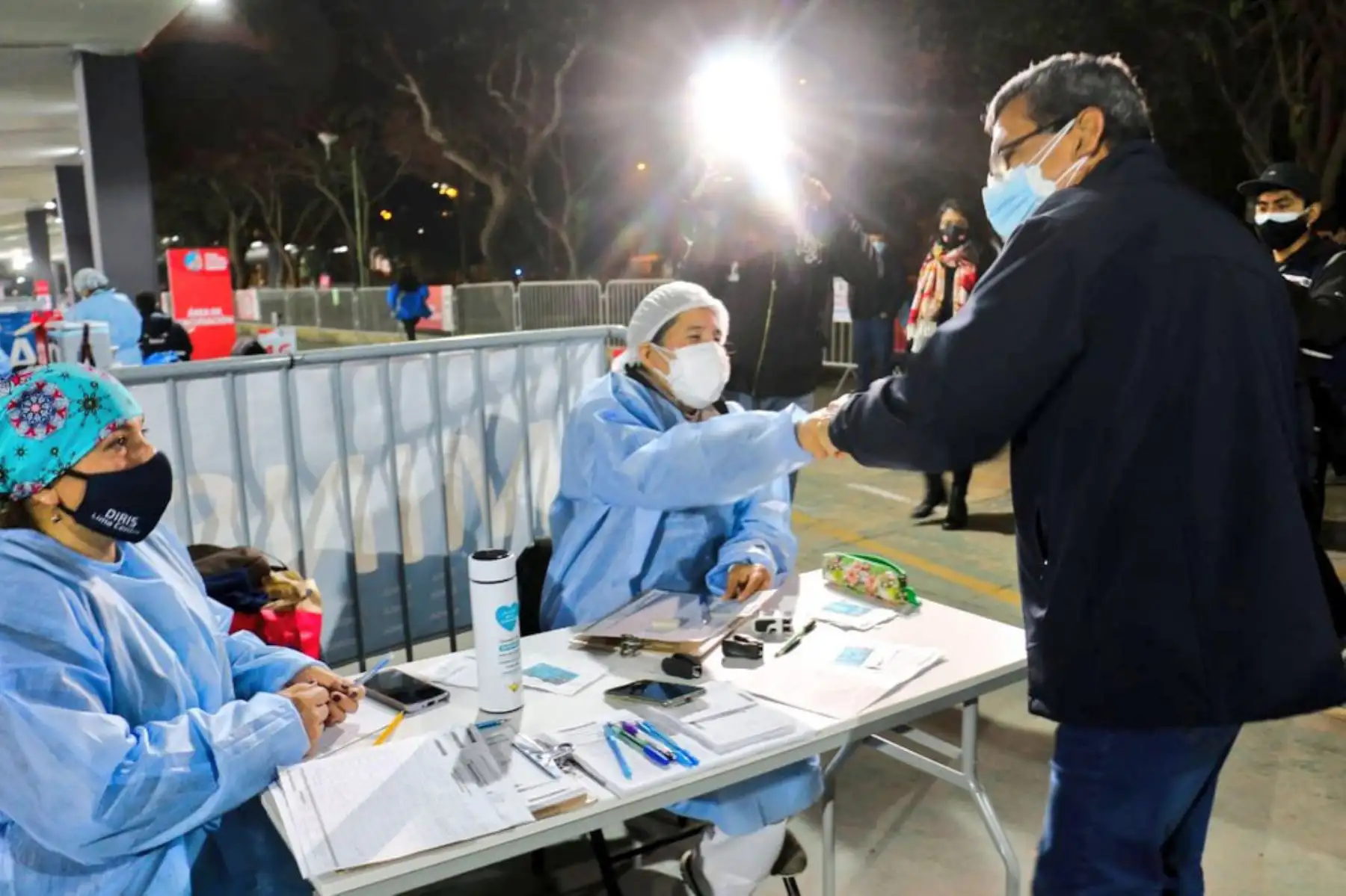 El ministro de Salud, Hernando Cevallos, supervisa la vacunación contra la Covid-19 de los centros de vacunación del Campo de Marte y Videna de San Luis, donde también recoge testimonios de los ciudadanos que acuden por su dosis de vacuna. Foto: ANDINA/MINSA