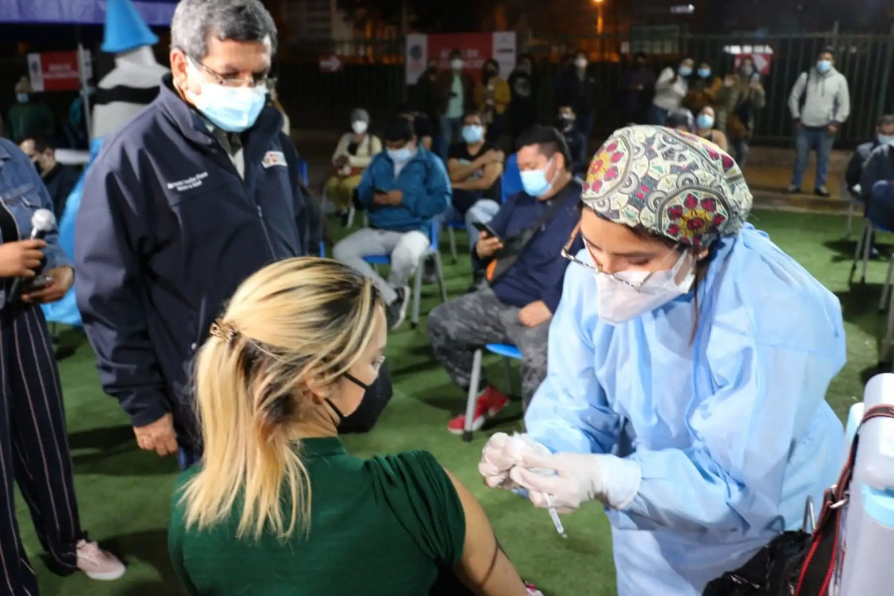 El ministro de Salud, Hernando Cevallos, supervisa la vacunación contra la Covid-19 de los centros de vacunación del Campo de Marte y Videna de San Luis, donde también recoge testimonios de los ciudadanos que acuden por su dosis de vacuna. Foto: ANDINA/MINSA