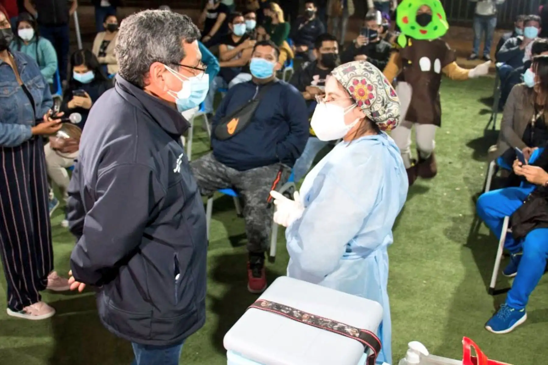 El ministro de Salud, Hernando Cevallos, supervisa la vacunación contra la Covid-19 de los centros de vacunación del Campo de Marte y Videna de San Luis, donde también recoge testimonios de los ciudadanos que acuden por su dosis de vacuna. Foto: ANDINA/MINSA