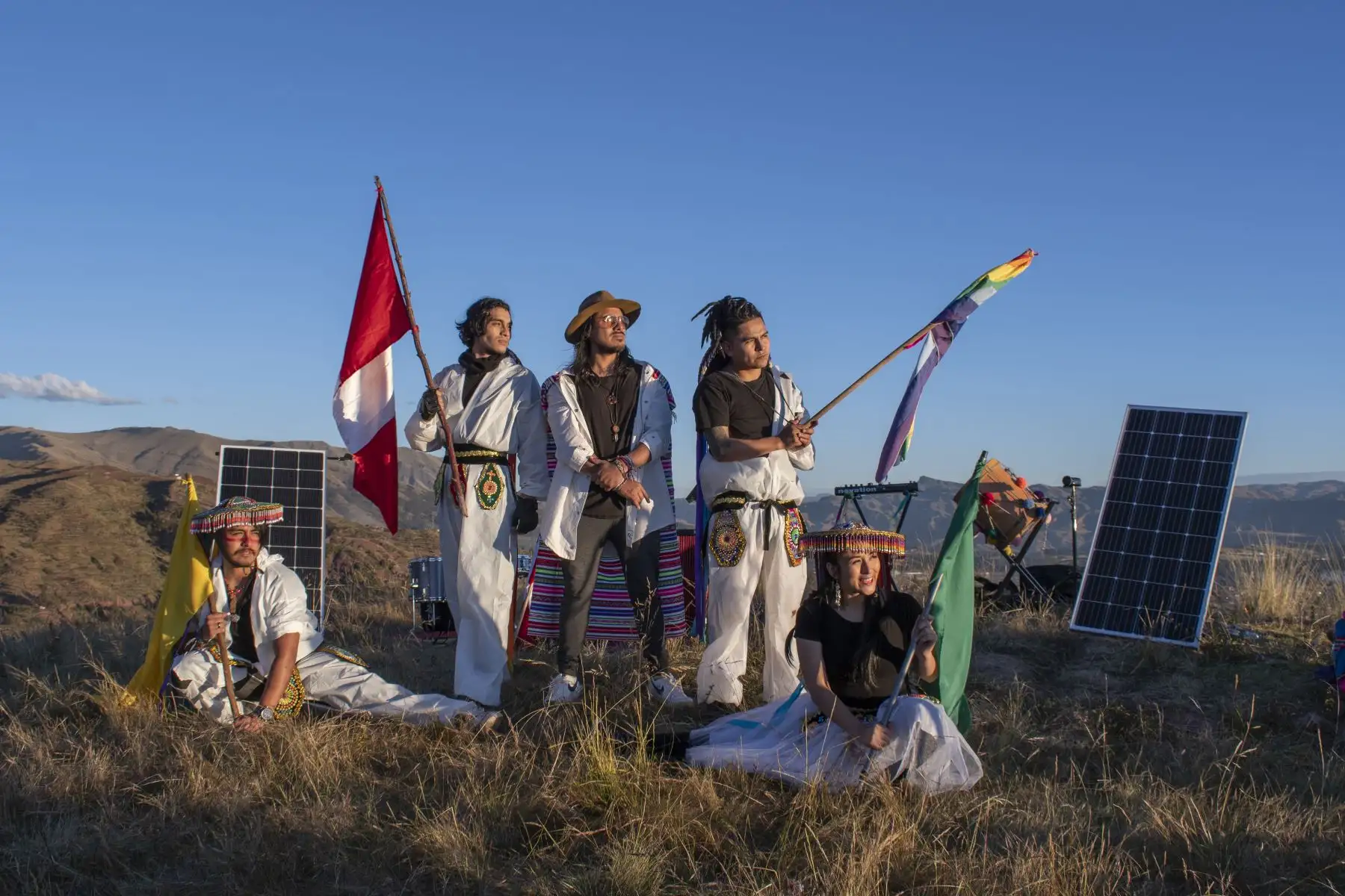 Tayta Bird y su Ayllu, elenco conformado por Maco, MC Jawar, Ryan Privat y Nataly Estrada. Para las experiencias de sus conciertos silenciosos en la montaña, emplean tecnología de sonido 8D y energía solar. Foto: Sharon Castellanos, con el apoyo del Fondo de emergencia COVID-19 de The National Geographic Society