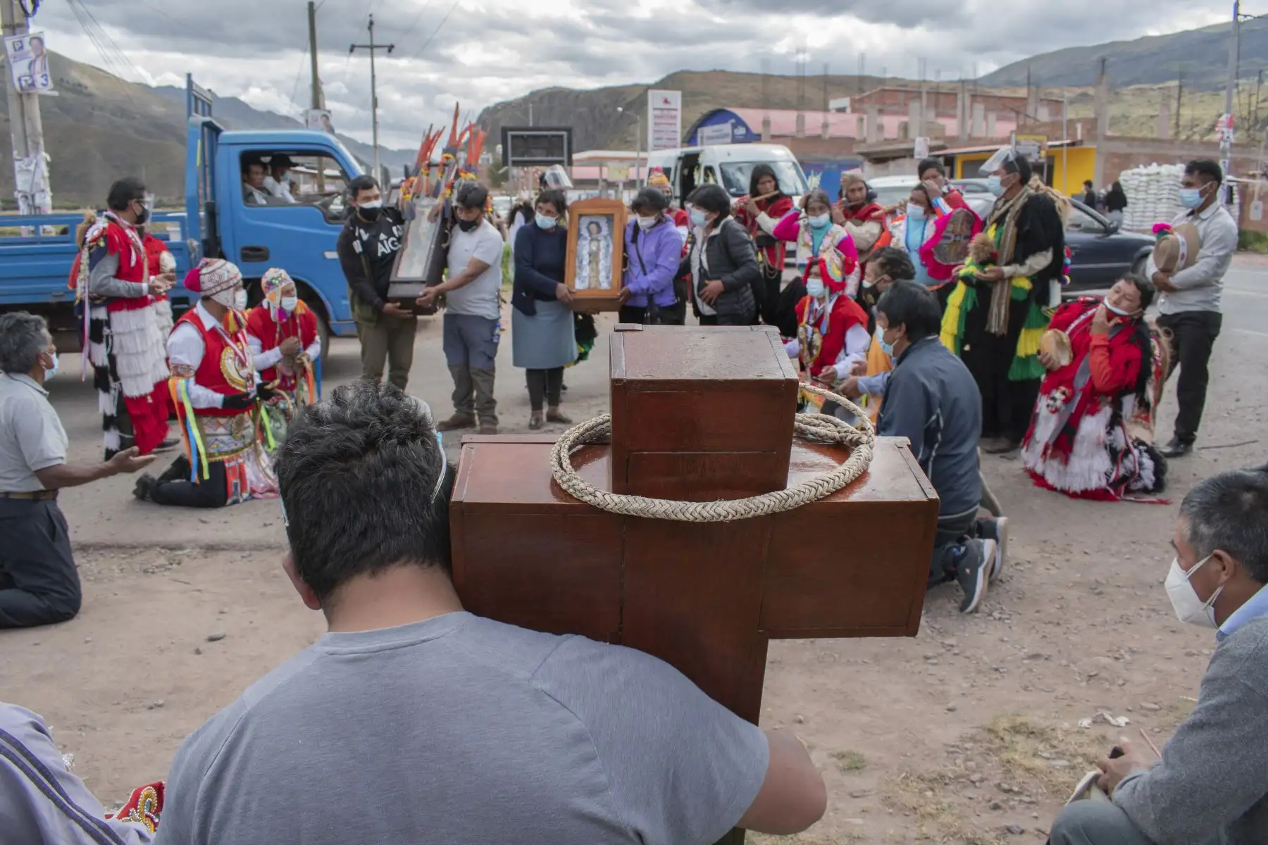 Las festividades y manifestaciones religiosas-espirituales han estado acompañadas de la música. Este año, durante la fecha central del Señor de Qoylluriti, se organizó una comitiva de recorrido de la Imagen para un aforo reducido de fieles en un intento de prevalecer su fe y evitar el contagio. Este recorrido fue transmitido en redes sociales. Foto: Sharon Castellanos, con el apoyo del Fondo de emergencia COVID-19 de The National Geographic Society