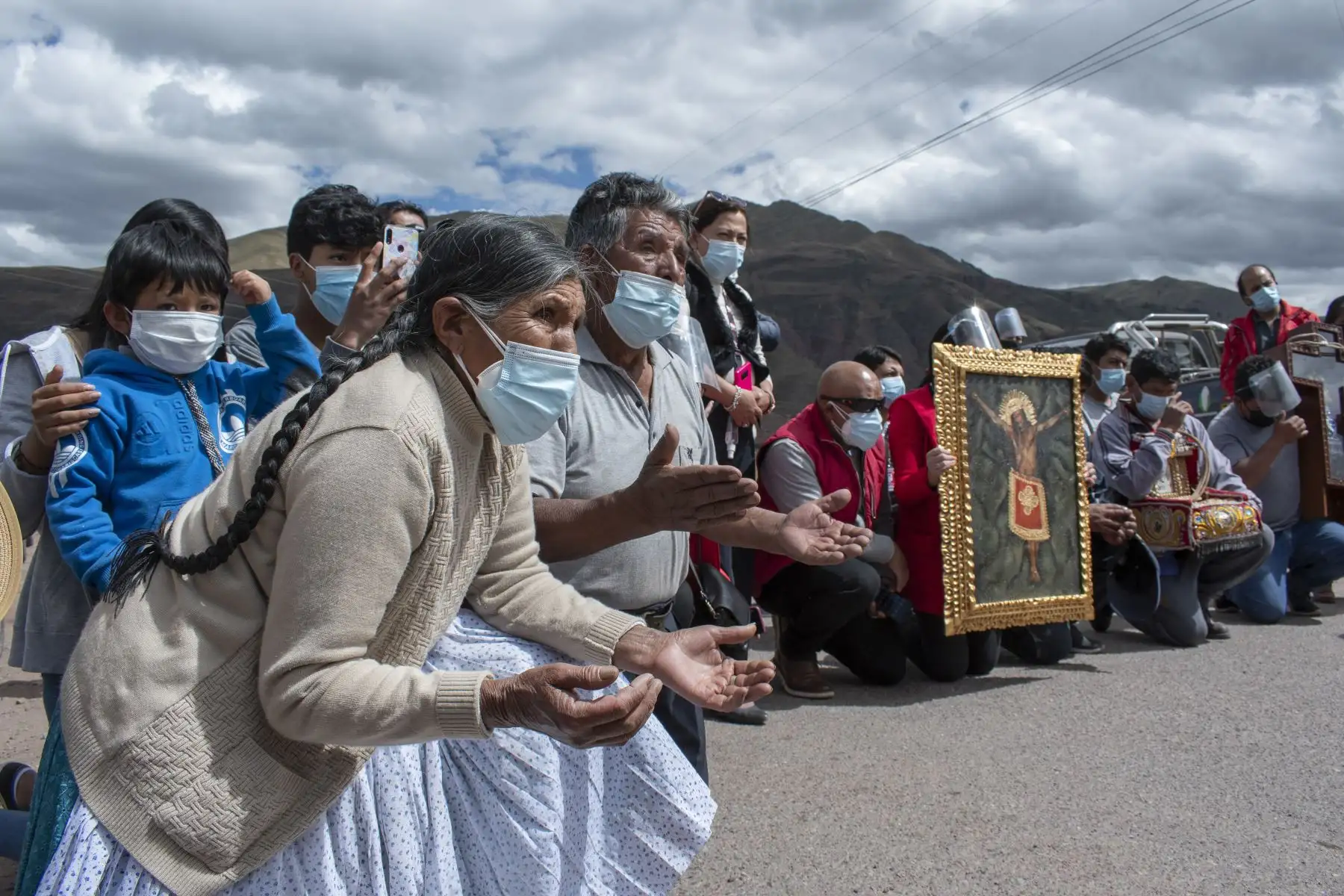 Este año, durante la fecha central del Señor de Qoylluriti, se organizó una comitiva de recorrido de la Imagen para un aforo reducido de fieles en un intento de prevalecer su fe y evitar el contagio. Este recorrido fue transmitido en redes sociales. Foto: Sharon Castellanos, con el apoyo del Fondo de emergencia COVID-19 de The National Geographic Society