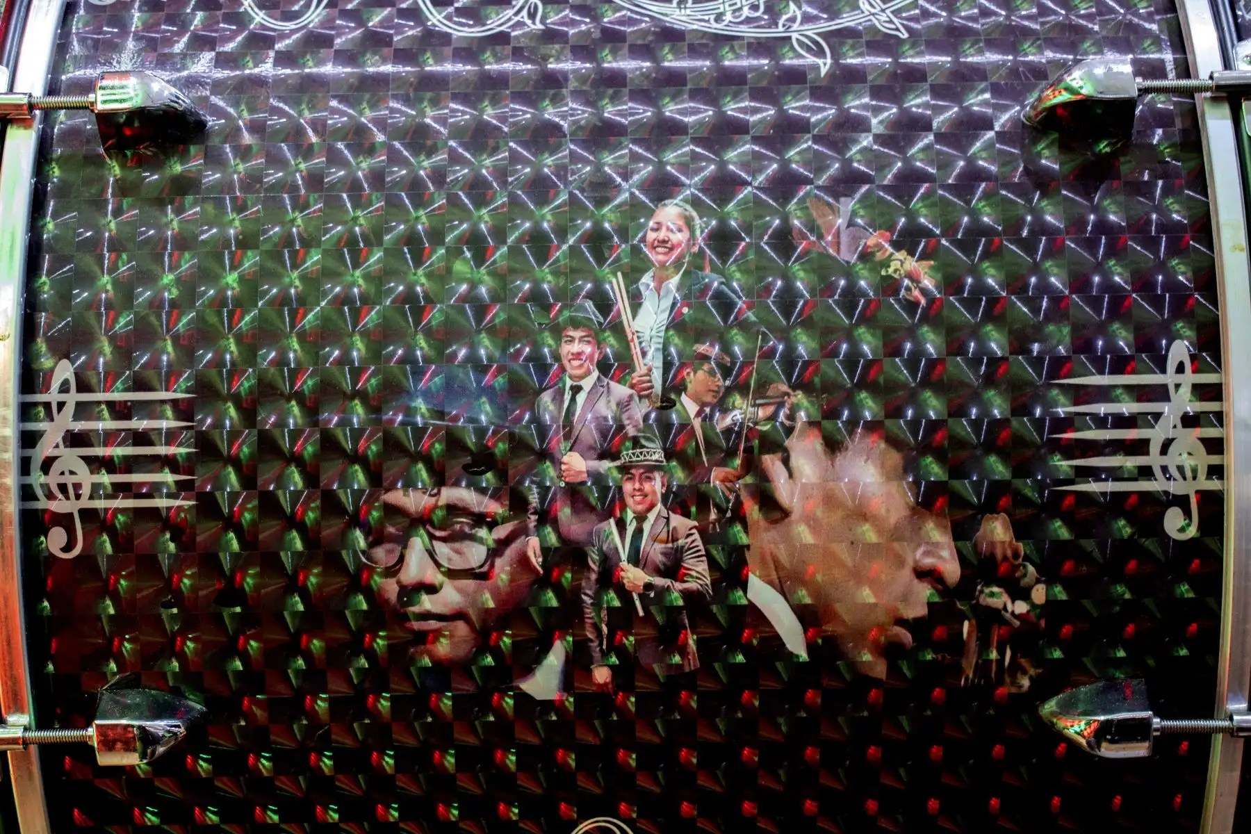 Detalle en uno de los instrumentos de Sonora Chaska, orquestín de música tradicional que viene realizando conciertos con aforo reducido en picanterías y a su vez, son transmitidos en redes sociales. Foto: Sharon Castellanos, con el apoyo del Fondo de emergencia COVID-19 de The National Geographic Society