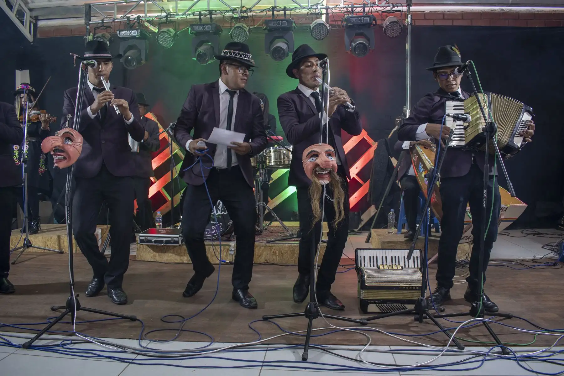 Sonora Chaska es un orquestín de música tradicional que viene realizando conciertos con aforo reducido en picanterías y a su vez, son transmitidos en redes sociales. Foto: Sharon Castellanos, con el apoyo del Fondo de emergencia COVID-19 de The National Geographic Society