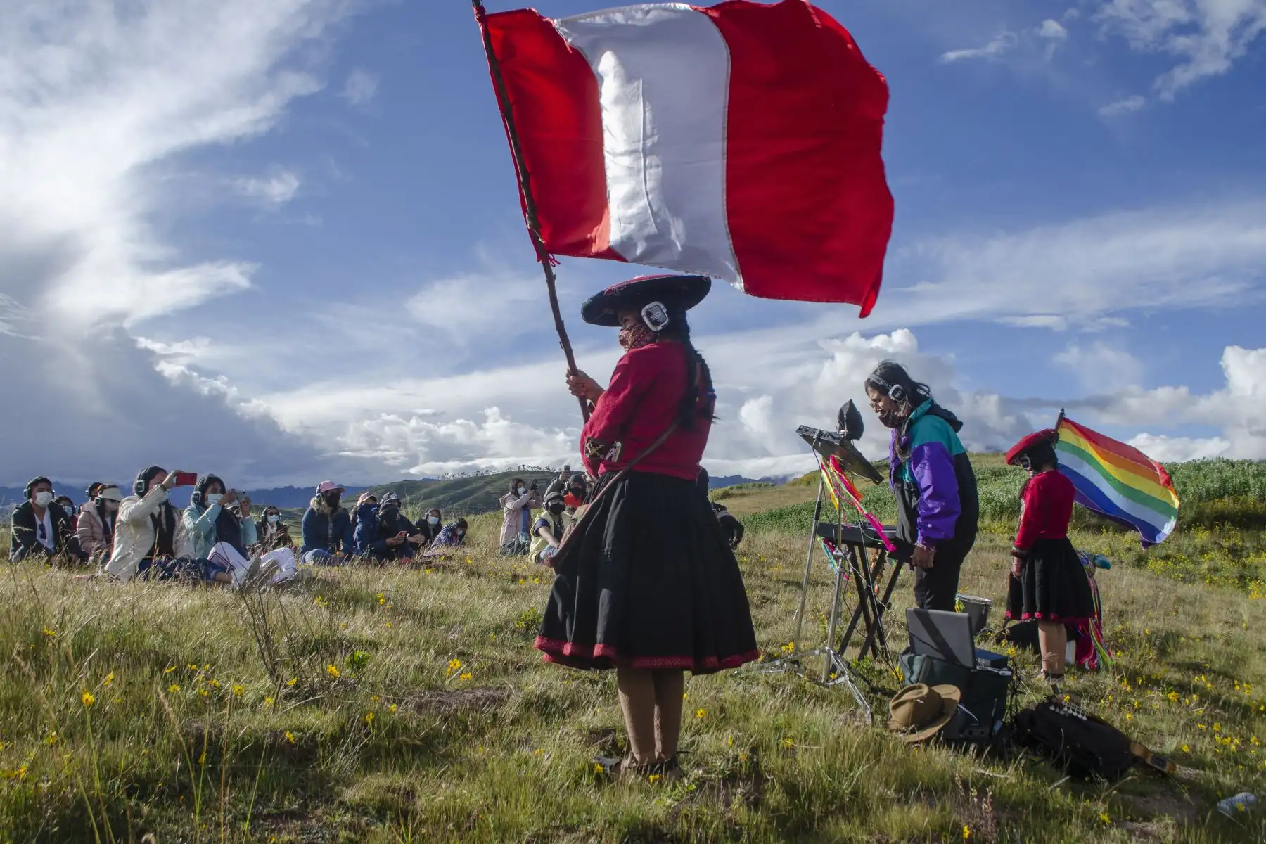 Tayta Bird es el primer artista peruano en reactivarse desde el inicio de la pandemia, encontró una oportunidad al incorporar el sonido 8D y el turismo vivencial junto a las integrantes de Amaru Wasi, centro textil en Chinchero. Foto: Sharon Castellanos, con el apoyo del Fondo de emergencia COVID-19 de The National Geographic Society