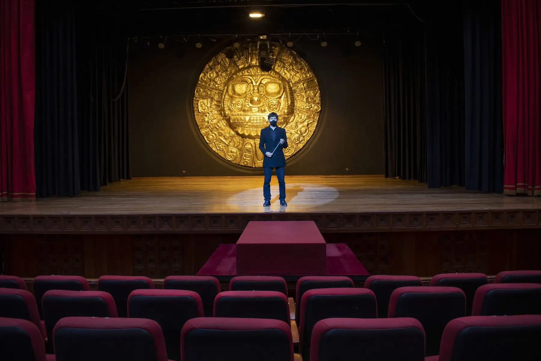 Theo Tupayachi, Director de la Orquesta Sinfónica del Cusco en el Teatro Municipal de Cusco. Si bien sus conciertos virtuales tienen gran acogida en redes sociales, los músicos añoran la experiencia de la música en directo y el aplauso del público. Foto: Sharon Castellanos, con el apoyo del Fondo de emergencia COVID-19 de The National Geographic Society