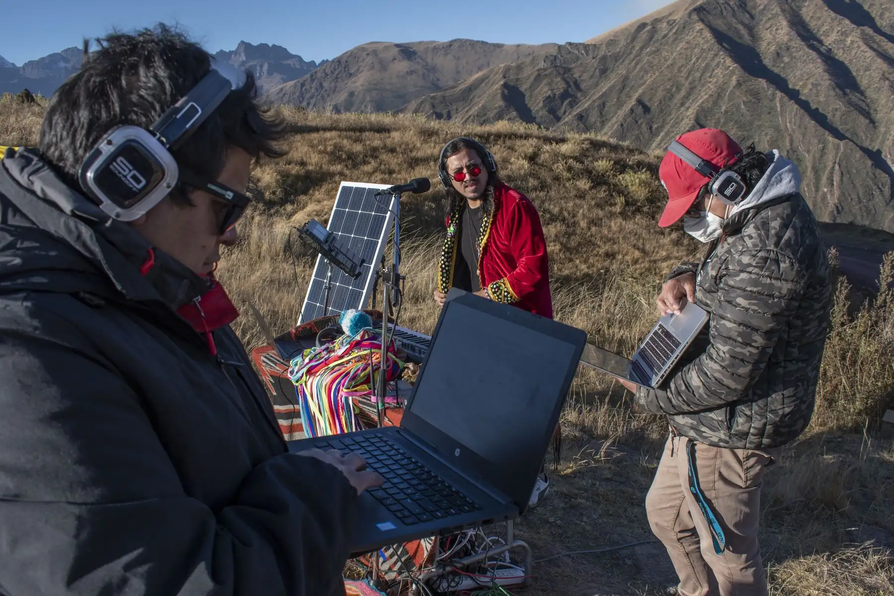 Miembros del equipo de Tayta Bird durante la prueba de sonido cuya fuente de alimentación energética se basa en el uso de paneles solares en las alturas de Chinchero, Cusco, Perú. Foto: Sharon Castellanos, con el apoyo del Fondo de emergencia COVID-19 de The National Geographic Society
