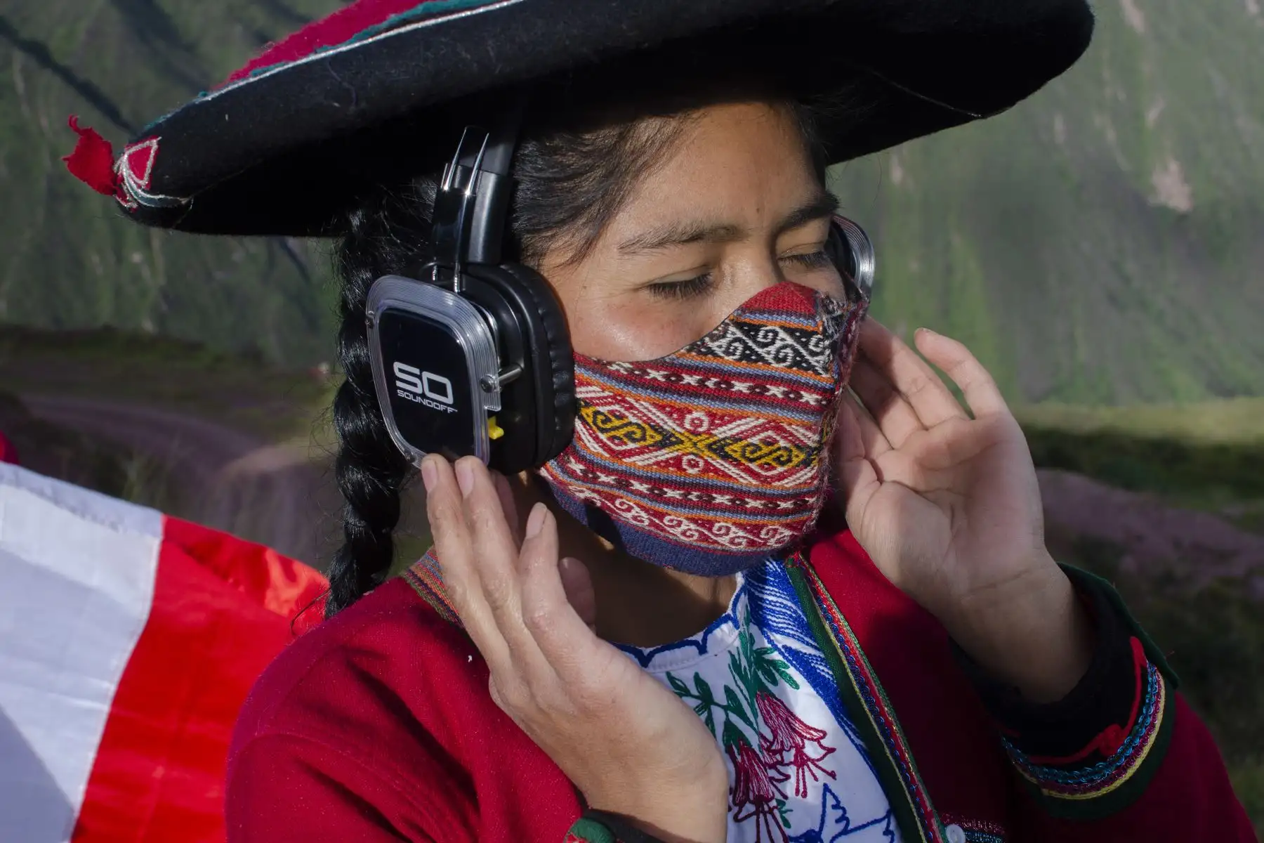 Una joven integrante de Amaru Wasi, centro textil en Chinchero durante el concierto silencioso de Tayta Bird. Foto: Sharon Castellanos, con el apoyo del Fondo de emergencia COVID-19 de The National Geographic Society