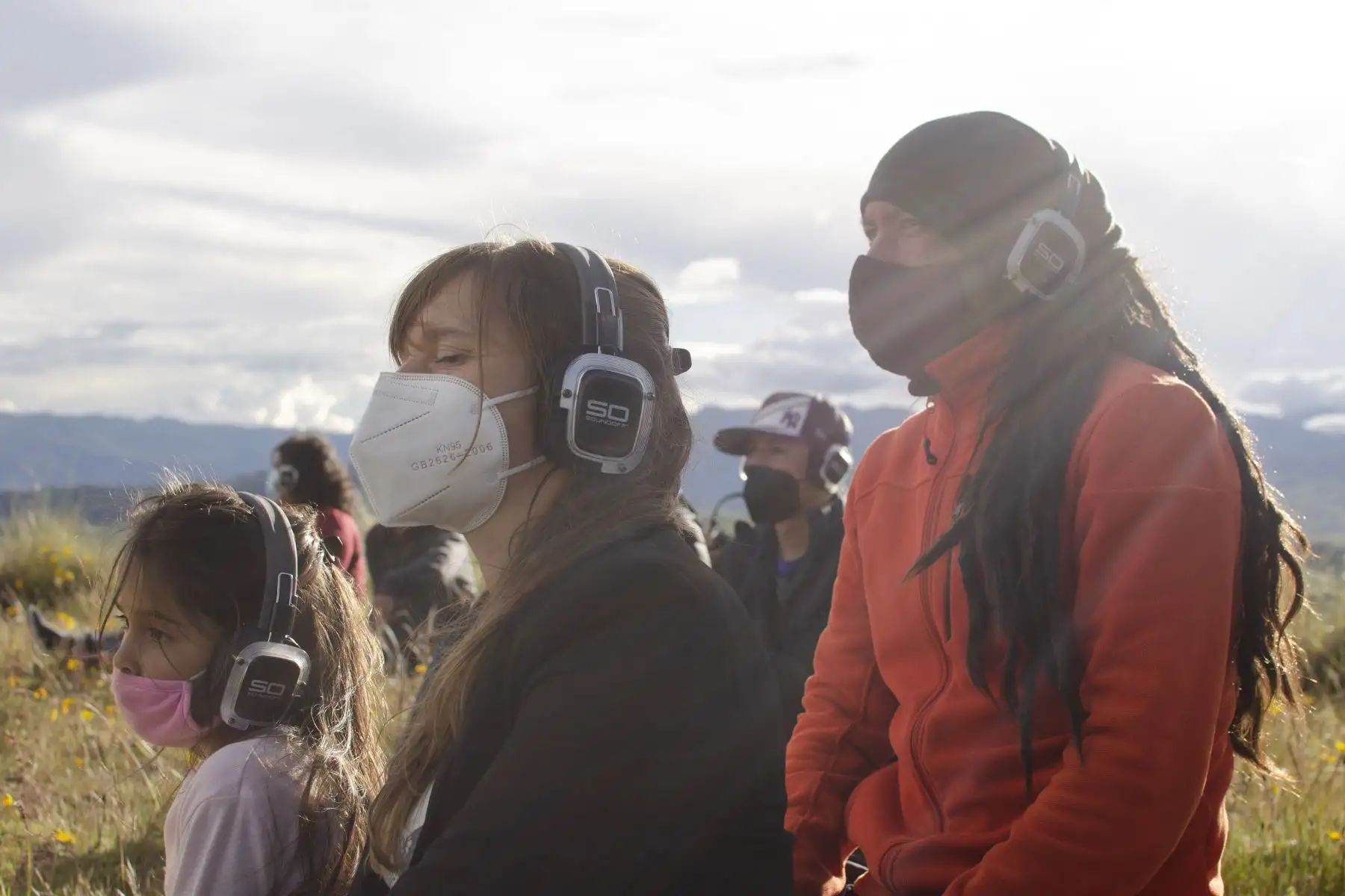 La familia Huamaní Le Roux experimenta por primera vez el sonido 8D a través de auriculares durante el concierto silencioso de Tayta Bird en las alturas de Chinchero. Foto: Sharon Castellanos, con el apoyo del Fondo de emergencia COVID-19 de The National Geographic Society