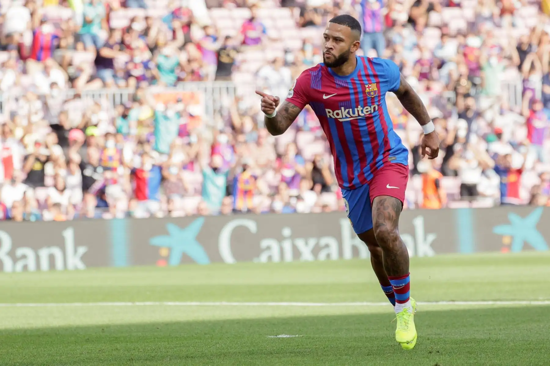 El delantero holandés del Barcelona Memphis Depay celebra tras marcar el 1-0 durante el partido ante el Levante por la séptima jornada de LaLiga Santander, en el estadio Camp Nou. Foto: EFE