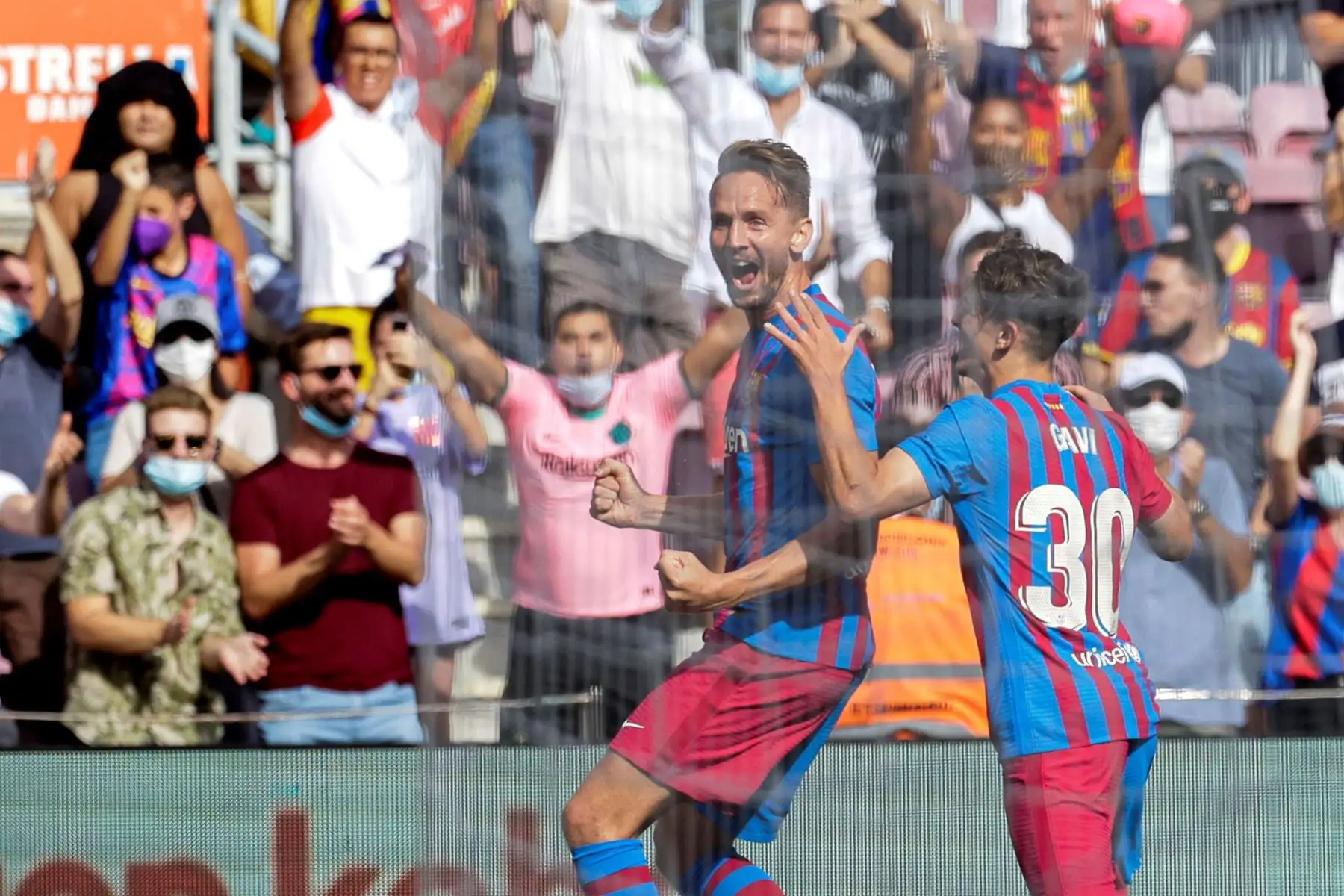 El holandés del Barcelona Luuk De Jong celebra con sus compañeros tras marcar el 2-0 durante el partido ante el Levante por la séptima jornada de LaLiga Santander, en el estadio Camp Nou. Foto: EFE