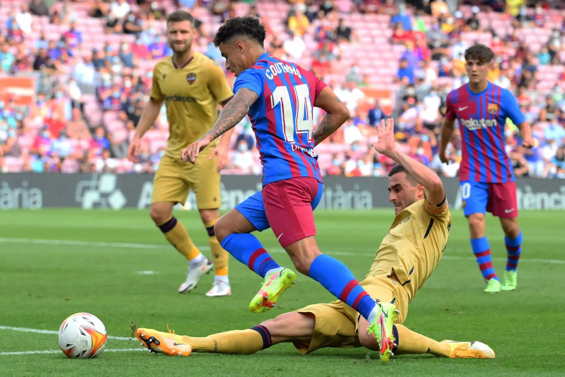 El defensa español del Levante Sergio Postigo aborda al centrocampista brasileño del Barcelona Philippe Coutinho durante el partido de la Liga española. Foto: AFP
