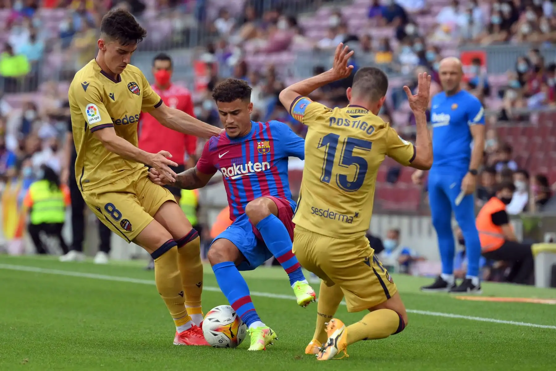 El centrocampista brasileño del Barcelona Philippe Coutinho es desafiado por el centrocampista español Pepelu y el defensa Sergio Postigo del Levante durante el partido de la Liga española. Foto: AFP