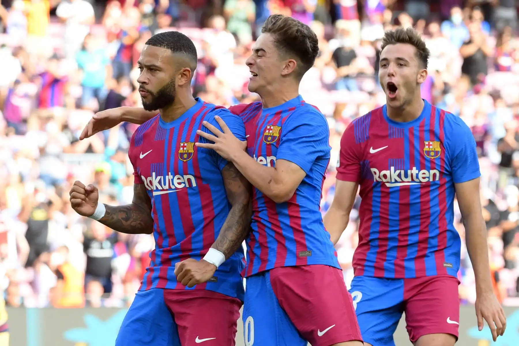 El delantero holandés del Barcelona Memphis Depay celebra tras lanzar un penalti y marcar el gol de apertura durante el partido de la Liga española.
Foto: AFP