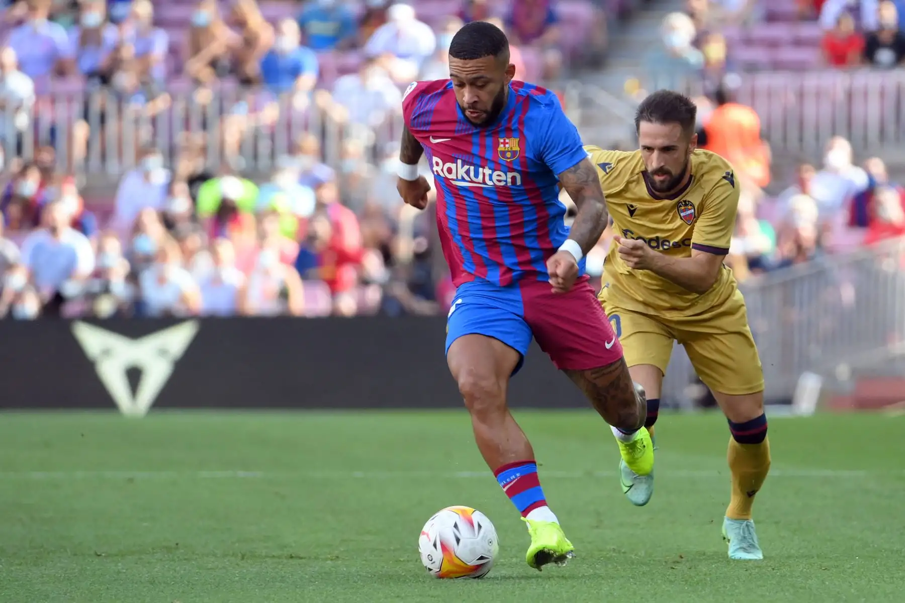 El centrocampista español del Levante Jorge Miramon desafía al delantero holandés del Barcelona Memphis Depay durante el partido de la Liga española.
Foto: AFP