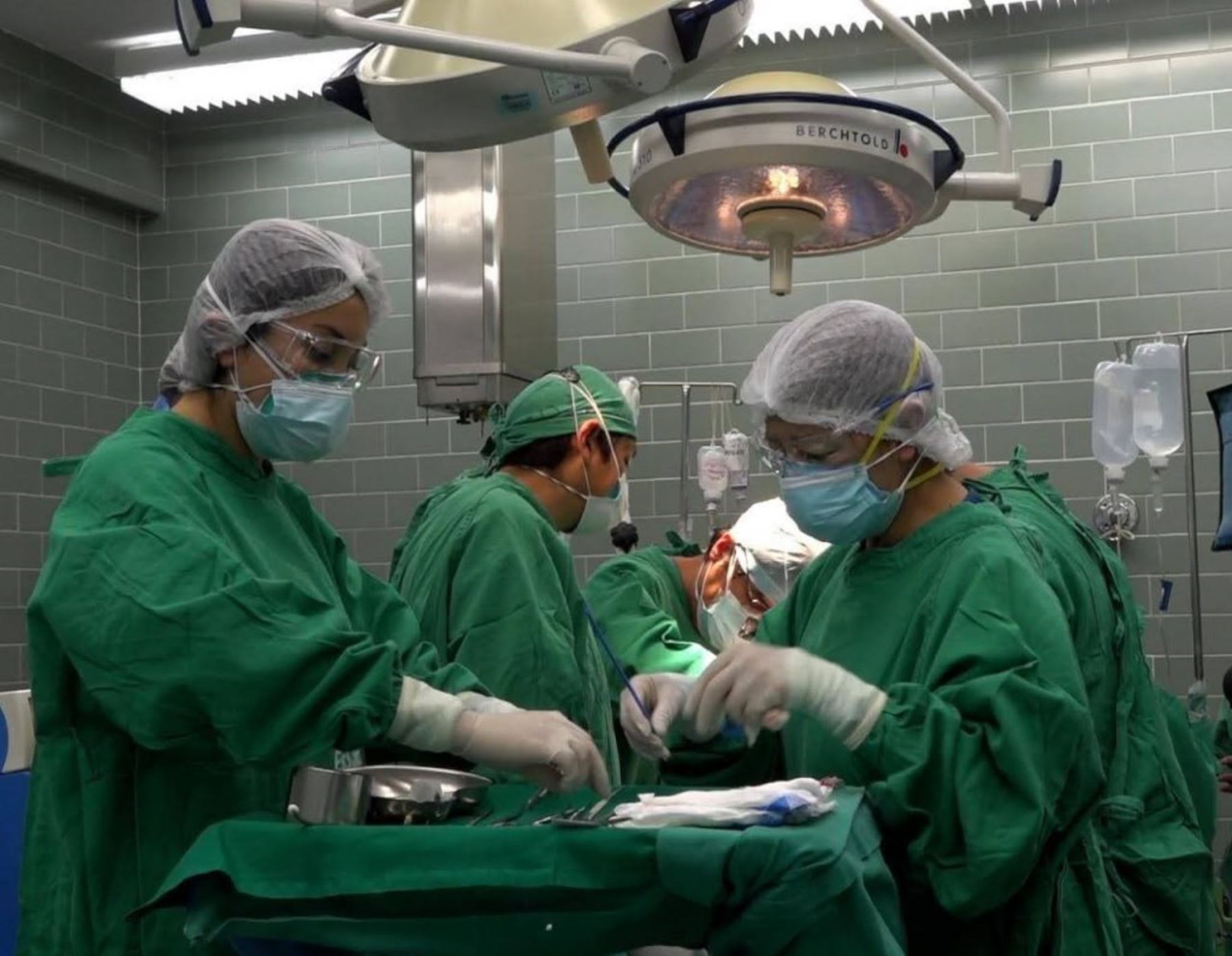 Junín: EsSalud extrae tumor a mujer de 40 años que estuvo despierta durante la operación