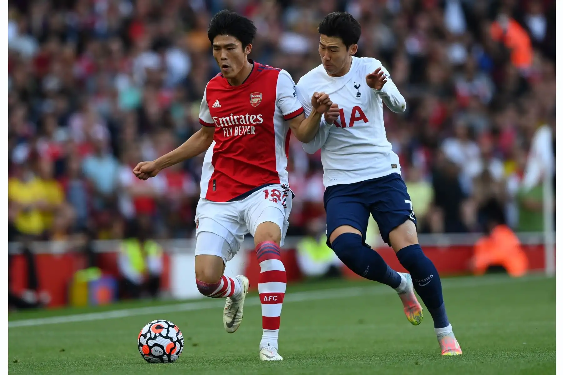 Takehiro Tomiyasu del Arsenal en acción contra Son Heung Min del Tottenham durante el partido de la Premier League, en Londres. Foto: EFE