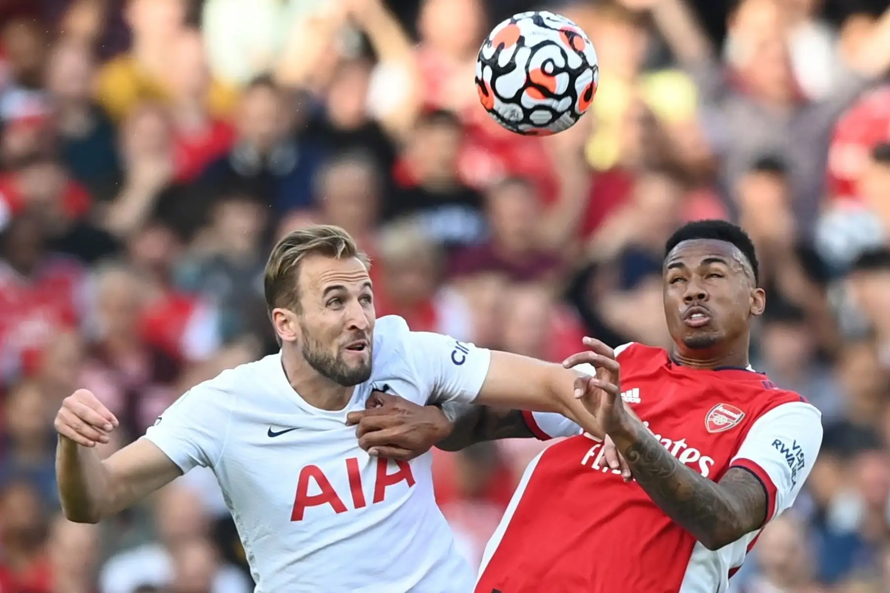 Gabriel Magalhaes del Arsenal en acción contra Harry Kane del Tottenham durante el partido de la Premier League. Foto: EFE