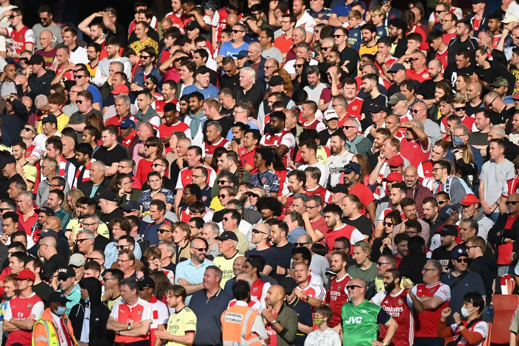 Hinchas del Arsenal durante el partido de fútbol de la Premier League. Foto. EFE