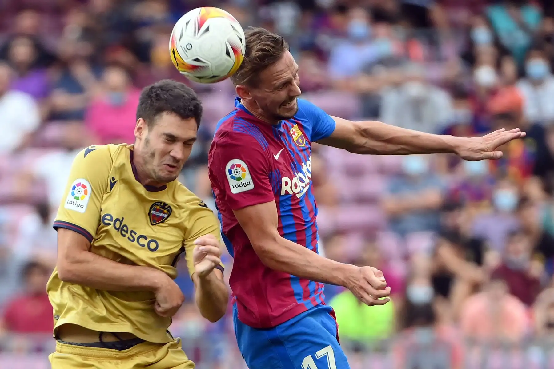 El centrocampista montenegrino del Levante Nikola Vukcevic compite con el delantero holandés del Barcelona Luuk de Jong durante el partido de la Liga española.
Foto: AFP