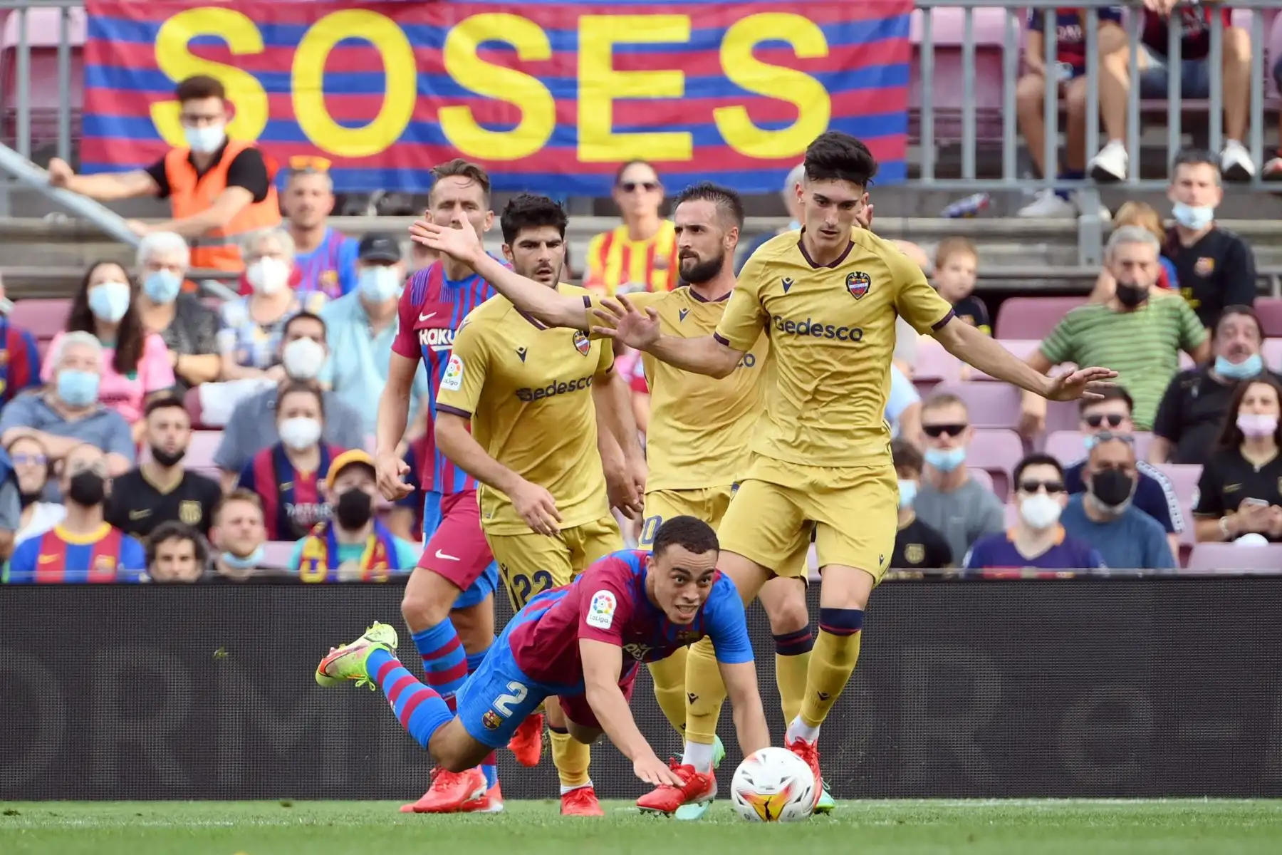 El defensa estadounidense del Barcelona Sergino Dest cae durante el partido de de la Liga española.
Foto:  AFP