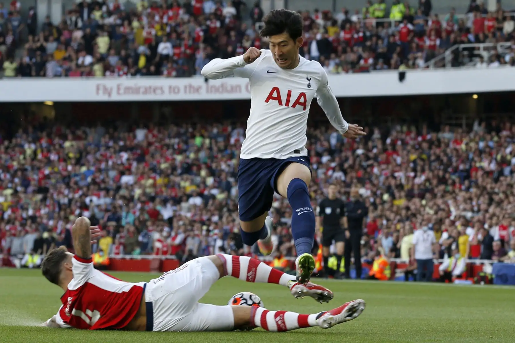 El delantero surcoreano del Tottenham Hotspur, Son Heung-Min, es abordado por el defensor inglés del Arsenal, Ben White, durante el partido de la Premier League. Foto: AFP
