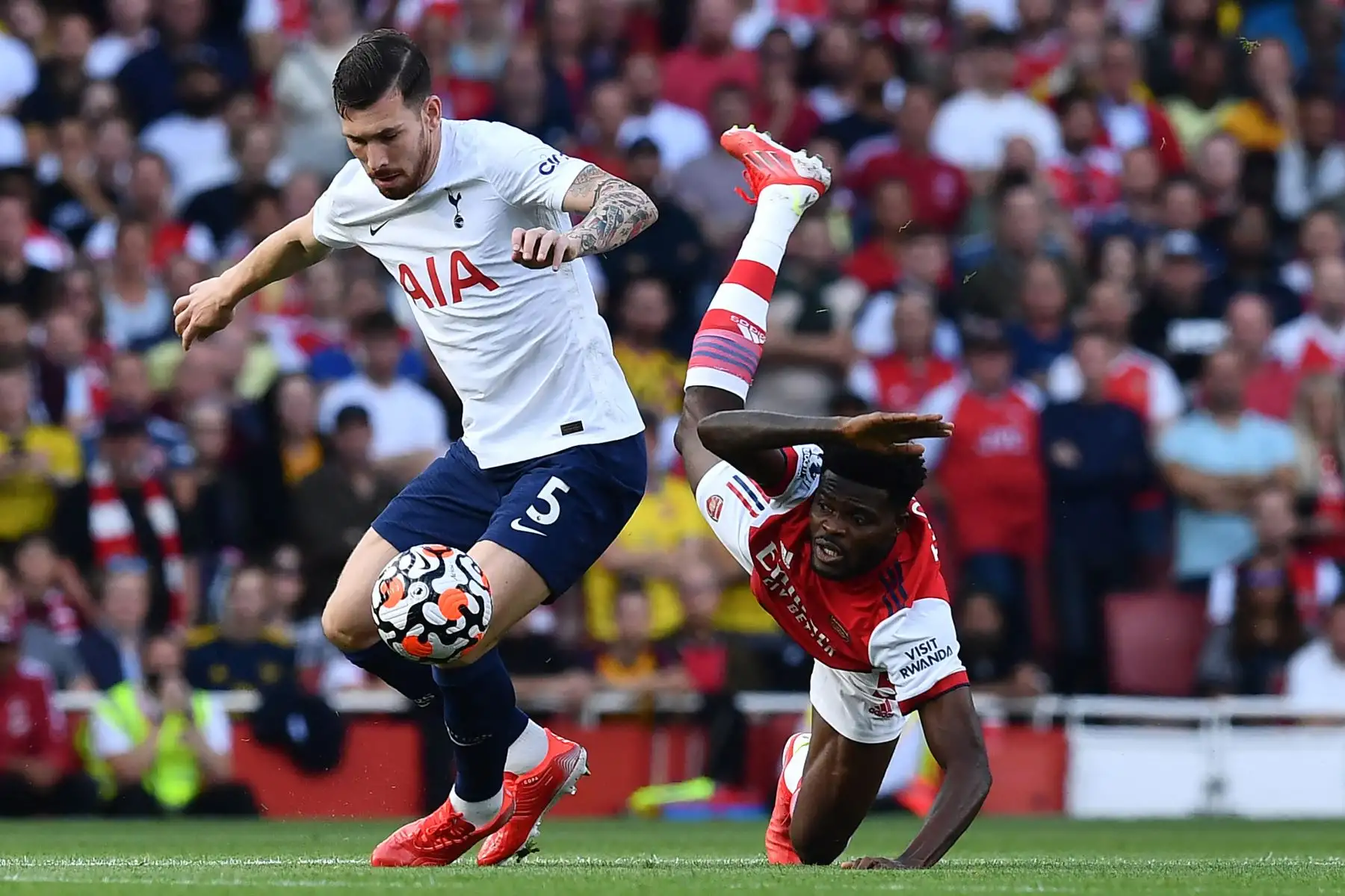 El centrocampista danés del Tottenham Hotspur Pierre-Emile Hojbjerg compite con el centrocampista ghanés del Arsenal Thomas Partey durante el partido de la Premier League. Foto: AFP