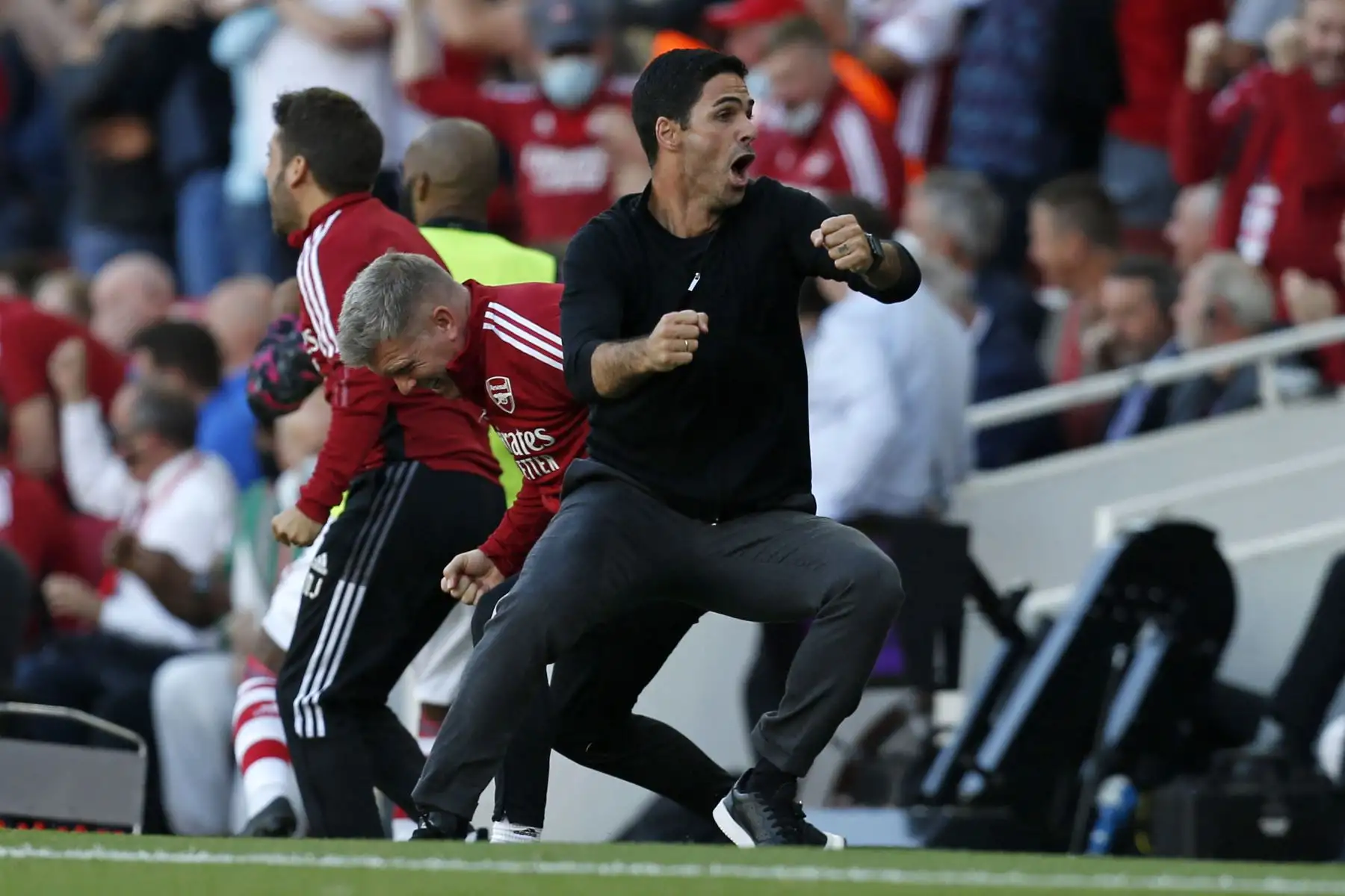 El técnico español del Arsenal, Mikel Arteta, reacciona tras el tercer gol de su equipo durante el partido de la Premier League.
Foto: AFP