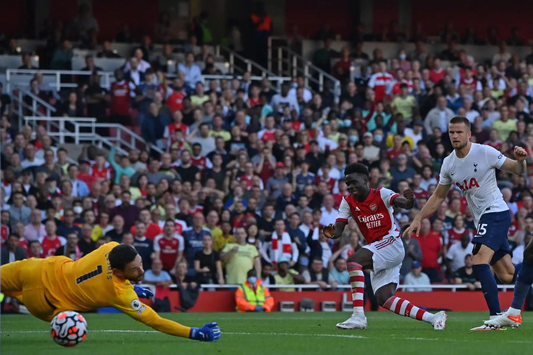 El centrocampista inglés del Arsenal Bukayo Saka anota su tercer ante Tottenham Hotspur durante el partido de la Premier League.
Foto: AFP