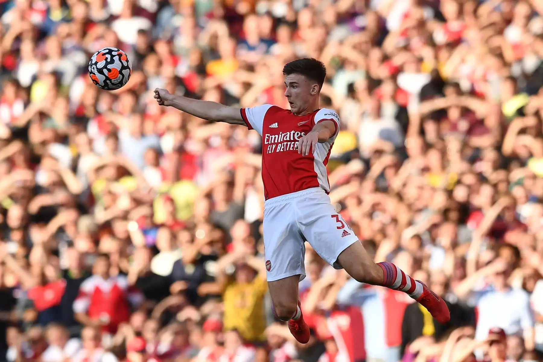 El defensor escocés del Arsenal, Kieran Tierney, salta para ganar un cabezazo durante el partido de la Premier League.
Foto: AFP