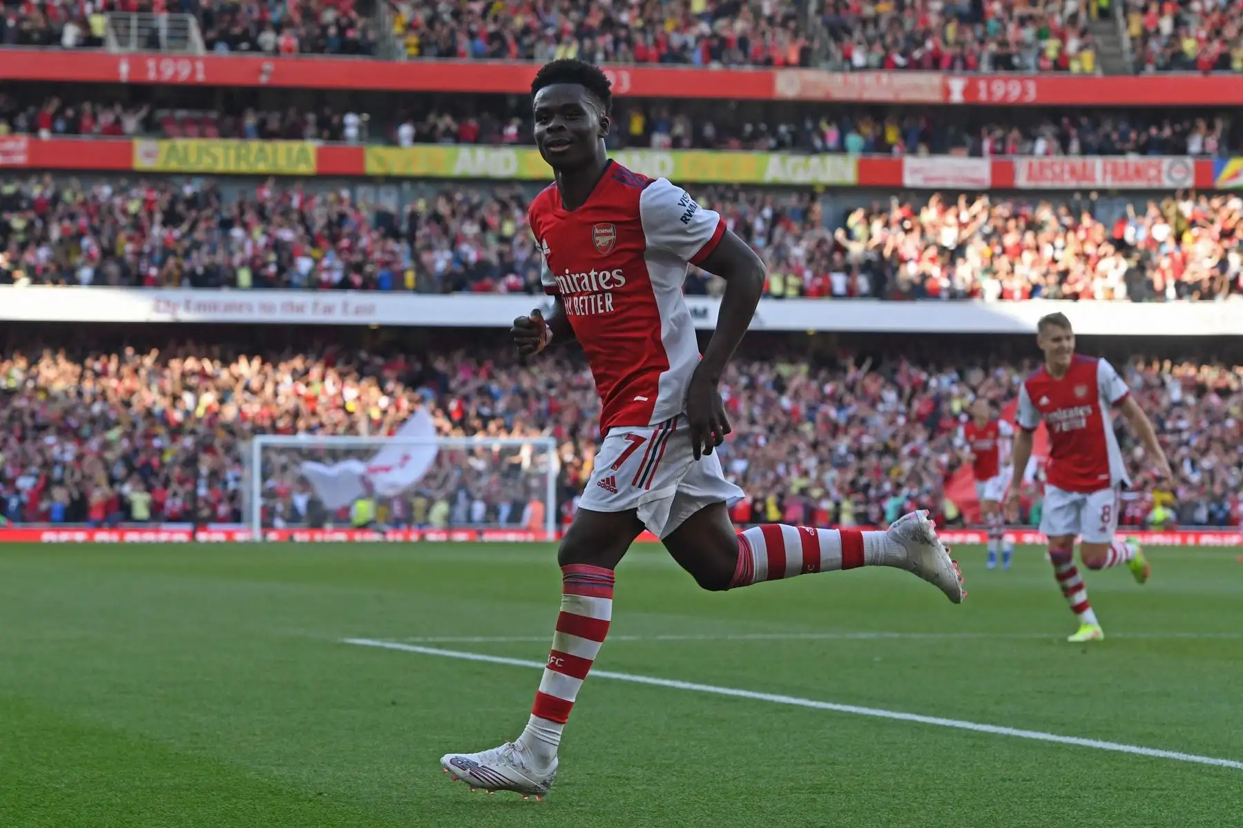 Bukayo Saka del Arsenal celebra tras anotar el 3-0 durante el partido de de la Premier League, en Londres. Foto: EFe