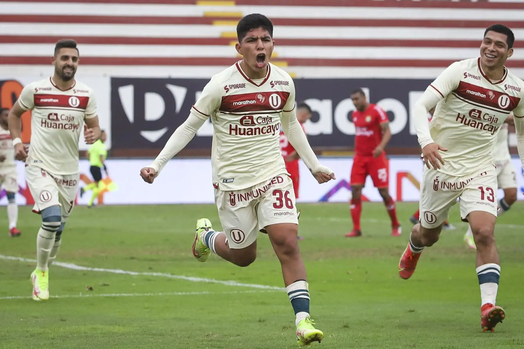 Piero Quispe celebra la anotación del segundo gol en un partido entre Universitario de Deportes y Sport Huancayo por la fecha 13 de la Fase 2 de la Liga 1 Profesional. Foto: ANDINA/Liga 1