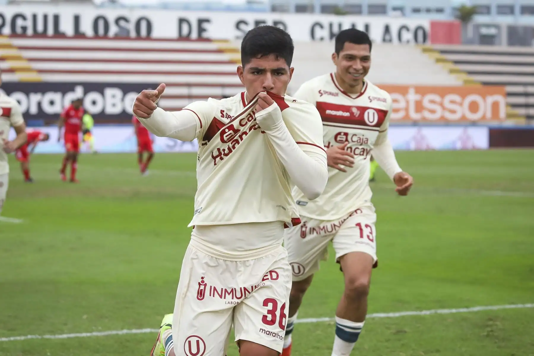 Piero Quispe celebra la anotación del segundo gol en un partido entre Universitario de Deportes y Sport Huancayo por la fecha 13 de la Fase 2 de la Liga 1 Profesional. Foto: ANDINA/Liga 1