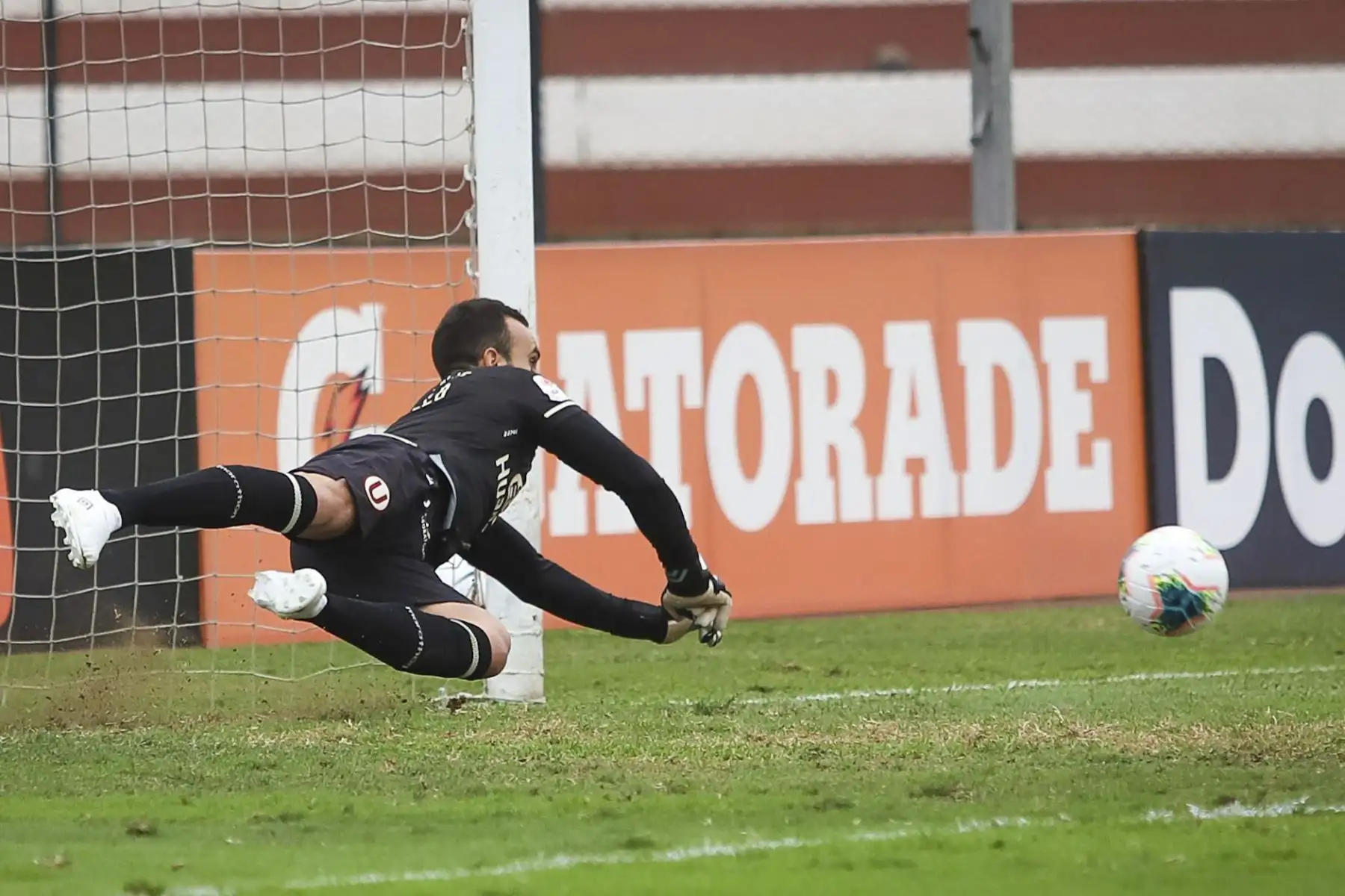 José Carvallo logró atajar el penal. Universitario de Deportes gana 3 a 1 a Sport Huancayo en un partido por la fecha 13 de la Fase 2 de la Liga 1 Profesional. Foto: ANDINA/Liga 1