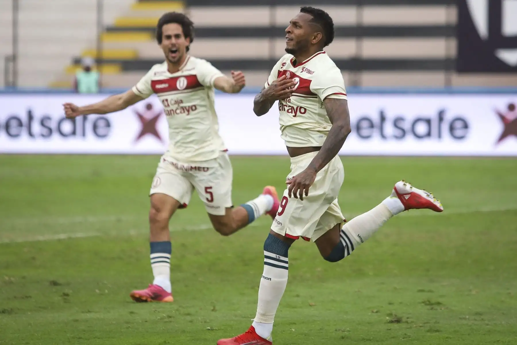 Alberto Quintero celebra anotación del tercer gol. Universitario de Deportes gana 3 a 1 a Sport Huancayo en un partido por la fecha 13 de la Fase 2 de la Liga 1 Profesional. Foto: ANDINA/Liga 1