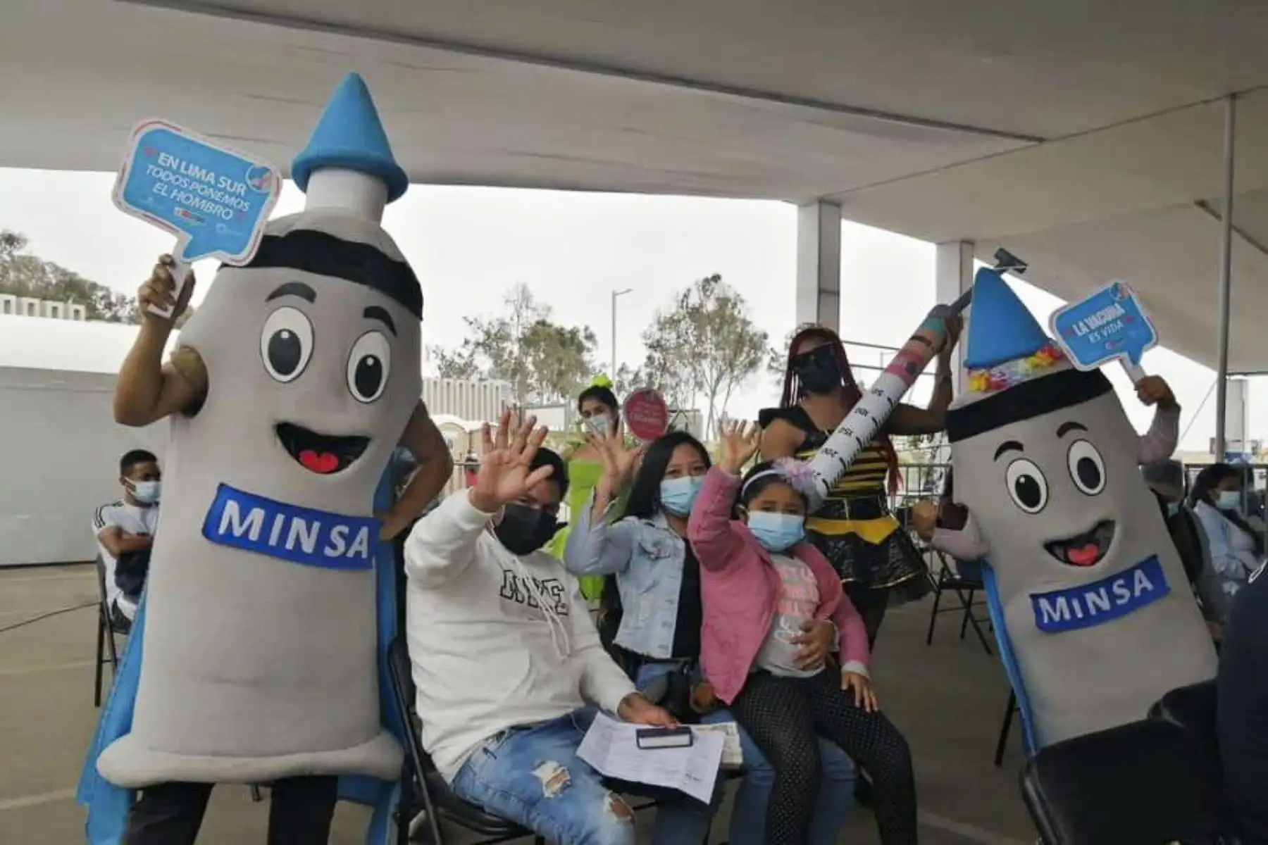 Jóvenes y adultos participan del Vacunafest, jornada de inmunización contra la Covid-19 espera recibir a jóvenes de 23 y 24 años en el Polideportivo de Villa María del Triunfo. Foto: ANDINA/Difusión