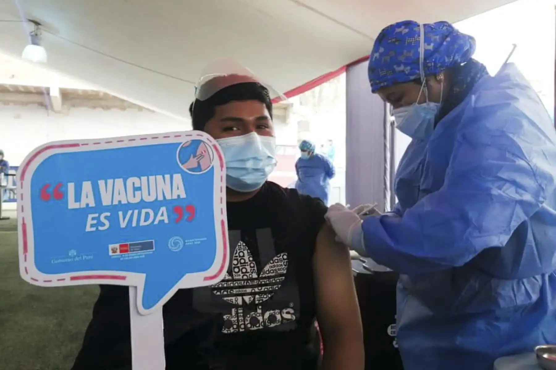 Jóvenes y adultos participan del Vacunafest, jornada de inmunización contra la Covid-19 espera recibir a jóvenes de 23 y 24 años en el Polideportivo de Villa María del Triunfo. Foto: ANDINA/Difusión