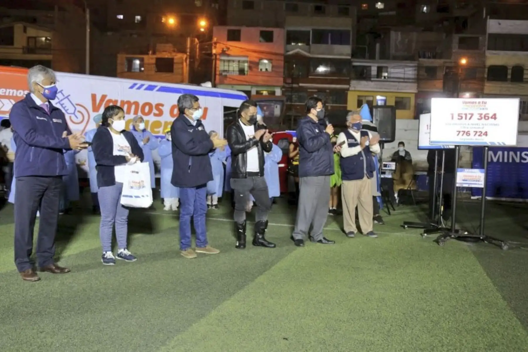 Ministro de Salud, Hernando Cevallos participó de la campaña de vacunación contra la Covid19 en el AAHH Caja de Agua en San Juan de Lurigancho. Hasta el momento 10 millones de peruanos se encuentran vacunados debidamente. A partir de mañana se vacunará a las personas de 21 años o más de Lima Metropolitana y Callao. Foto: ANDINA/Minsa