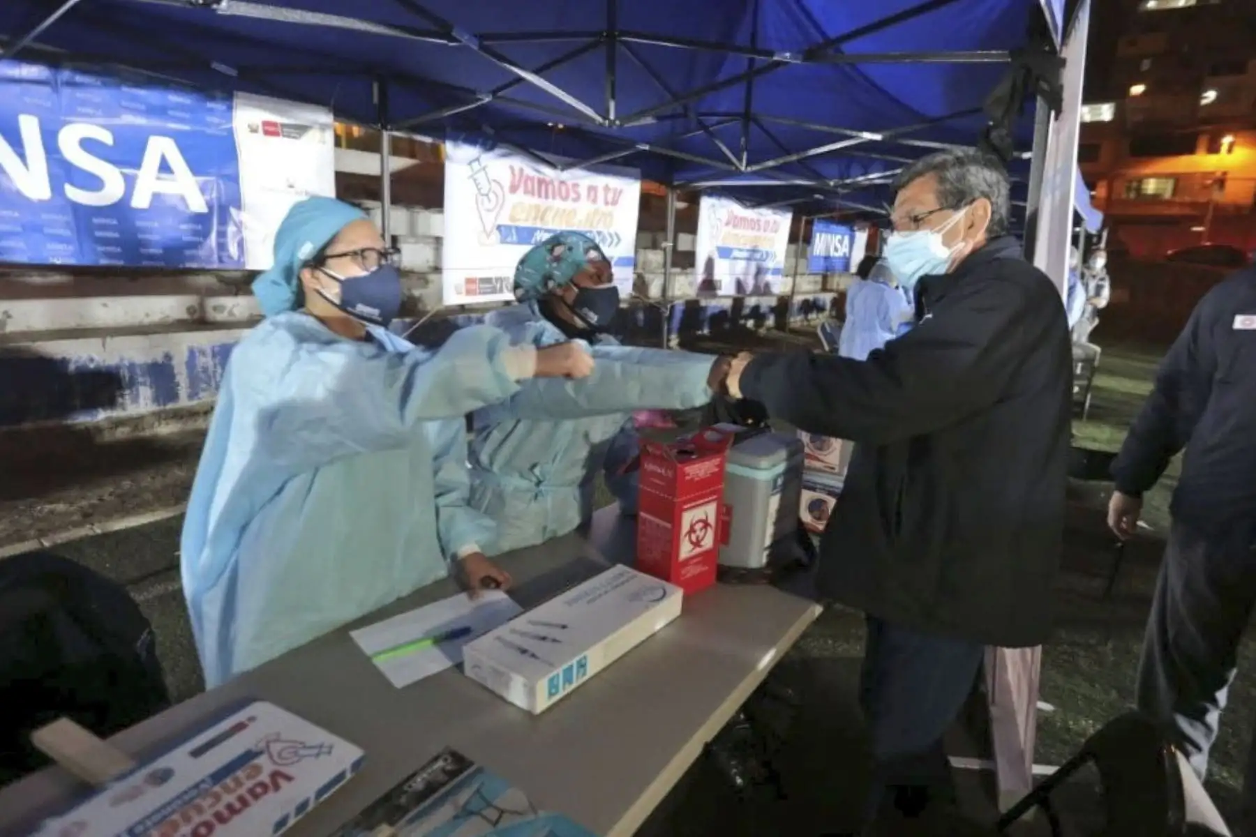Ministro de Salud, Hernando Cevallos participó de la campaña de vacunación contra la Covid19 en el AAHH Caja de Agua en San Juan de Lurigancho. Hasta el momento 10 millones de peruanos se encuentran vacunados debidamente. A partir de mañana se vacunará a las personas de 21 años o más de Lima Metropolitana y Callao. Foto: ANDINA/Minsa