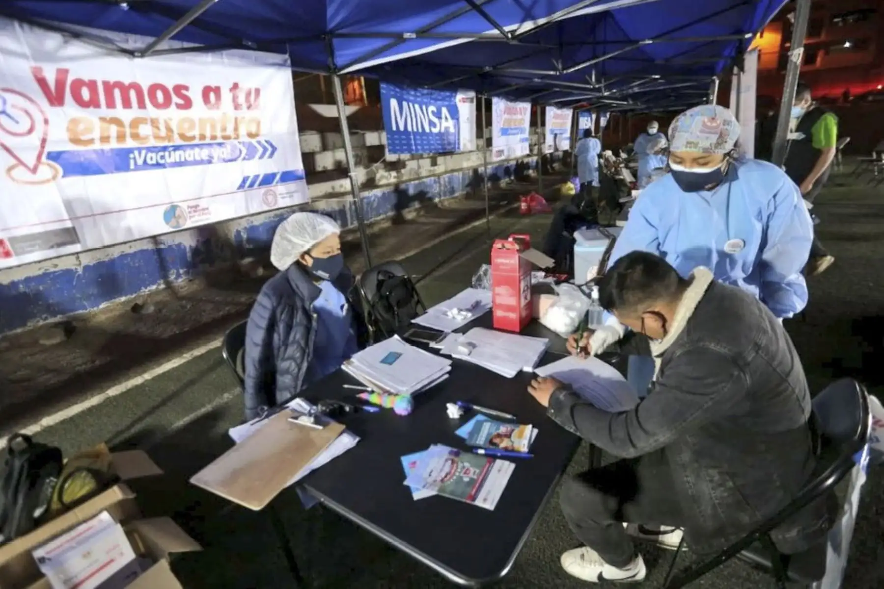Ministro de Salud, Hernando Cevallos participó de la campaña de vacunación contra la Covid19 en el AAHH Caja de Agua en San Juan de Lurigancho. Hasta el momento 10 millones de peruanos se encuentran vacunados debidamente. A partir de mañana se vacunará a las personas de 21 años o más de Lima Metropolitana y Callao. Foto: ANDINA/Minsa