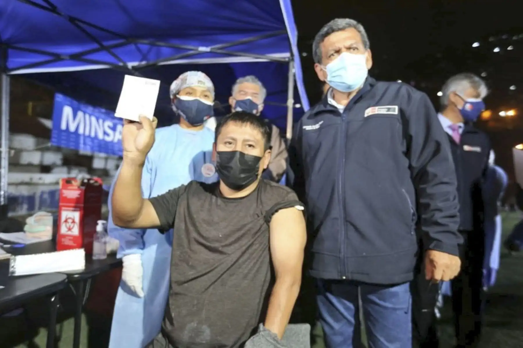 Ministro de Salud, Hernando Cevallos participó de la campaña de vacunación contra la Covid19 en el AAHH Caja de Agua en San Juan de Lurigancho. Hasta el momento 10 millones de peruanos se encuentran vacunados debidamente. A partir de mañana se vacunará a las personas de 21 años o más de Lima Metropolitana y Callao. Foto: ANDINA/Minsa