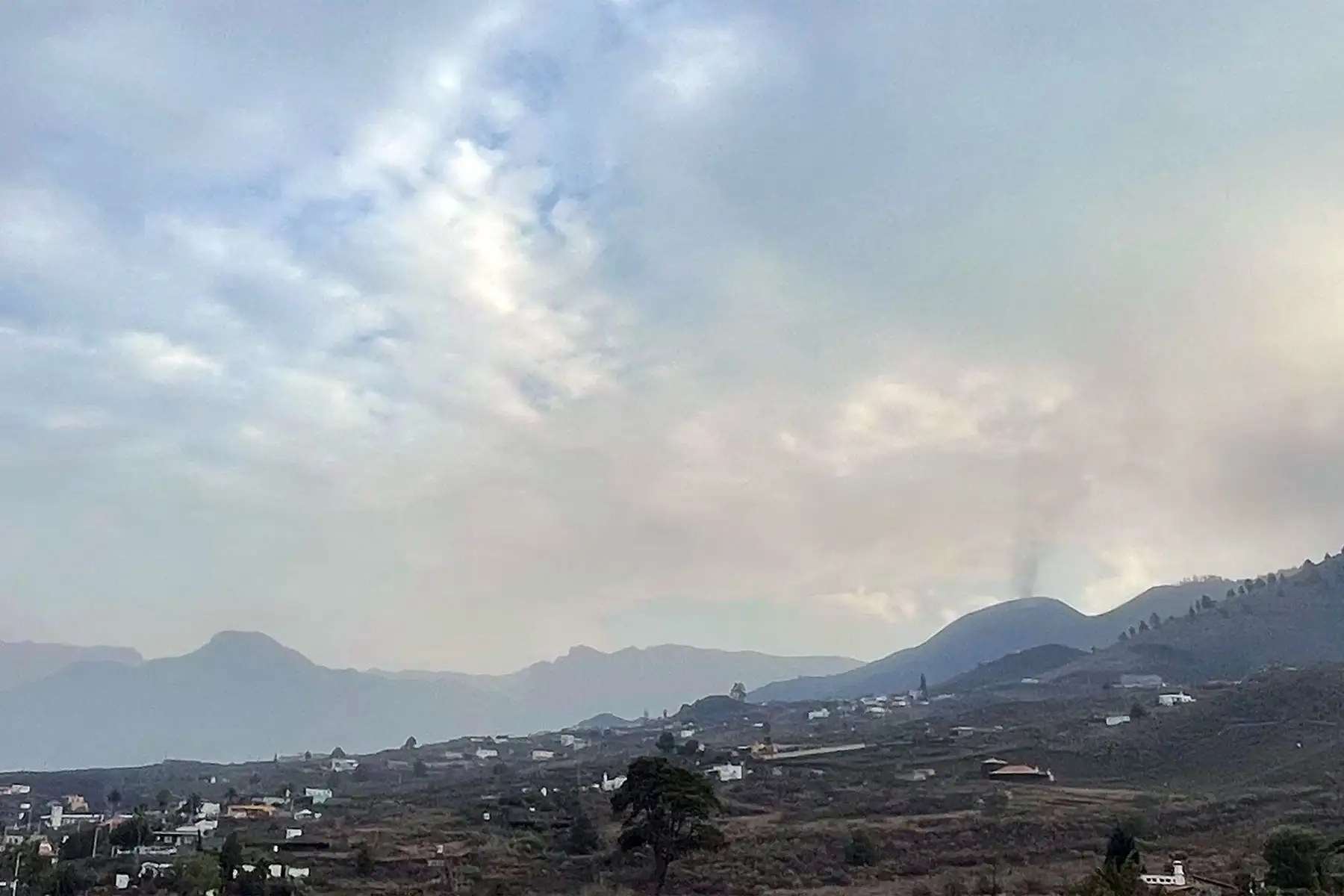 Un volcán de las Islas Canarias que ha estado en erupción durante más de una semana se quedó en silencio durante algunas horas mientras los residentes de la costa estaban confinados por el miedo a los gases tóxicos.
Foto: AFP