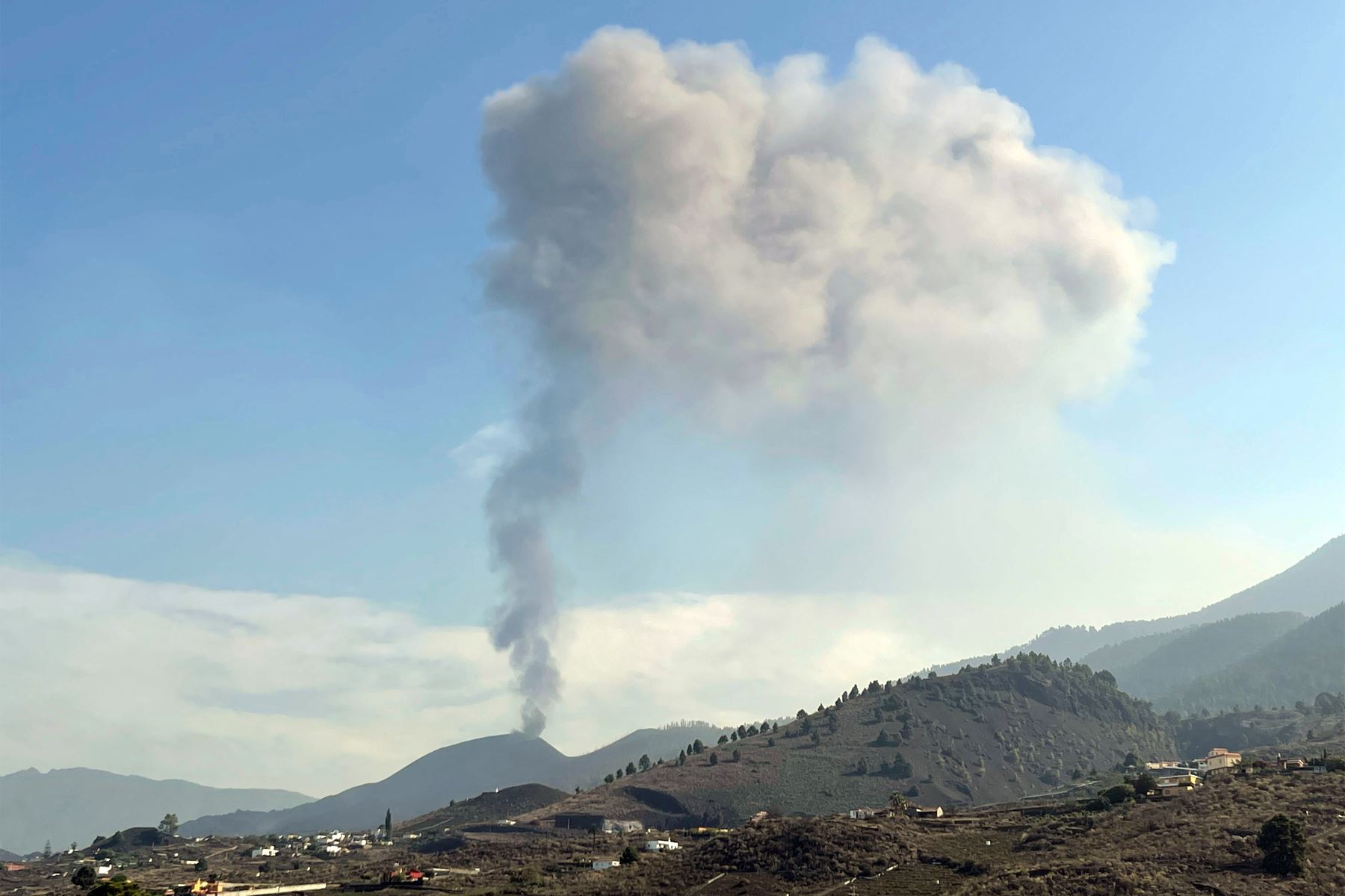 Un volcán de las Islas Canarias que ha estado en erupción durante más de una semana se quedó en silencio durante algunas horas mientras los residentes de la costa estaban confinados por el miedo a los gases tóxicos.
Foto: AFP