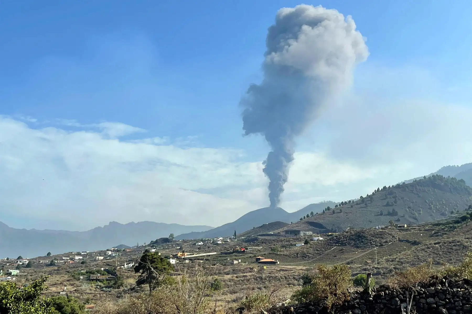Un volcán de las Islas Canarias que ha estado en erupción durante más de una semana se quedó en silencio durante algunas horas mientras los residentes de la costa estaban confinados por el miedo a los gases tóxicos.
Foto: AFP