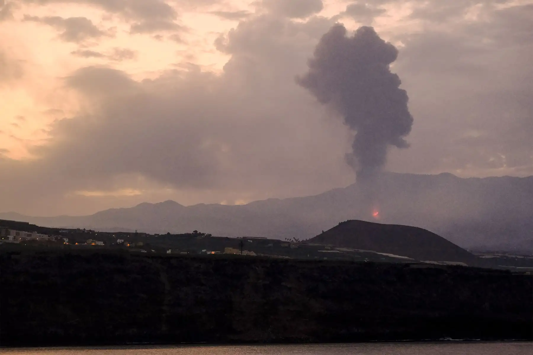 Comienza el octavo día de la erupción volcánica en La Palma, a la espera de que en las próximas horas la colada volcánica llega al mar.
Foto: EFE