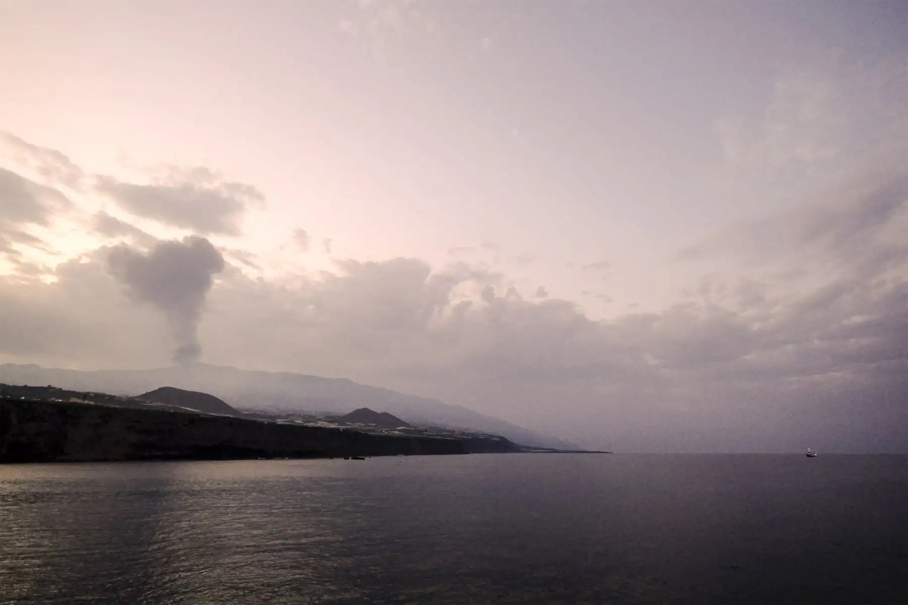 Comienza el octavo día de la erupción volcánica en La Palma, a la espera de que en las próximas horas la colada volcánica llega al mar.
Foto: EFE