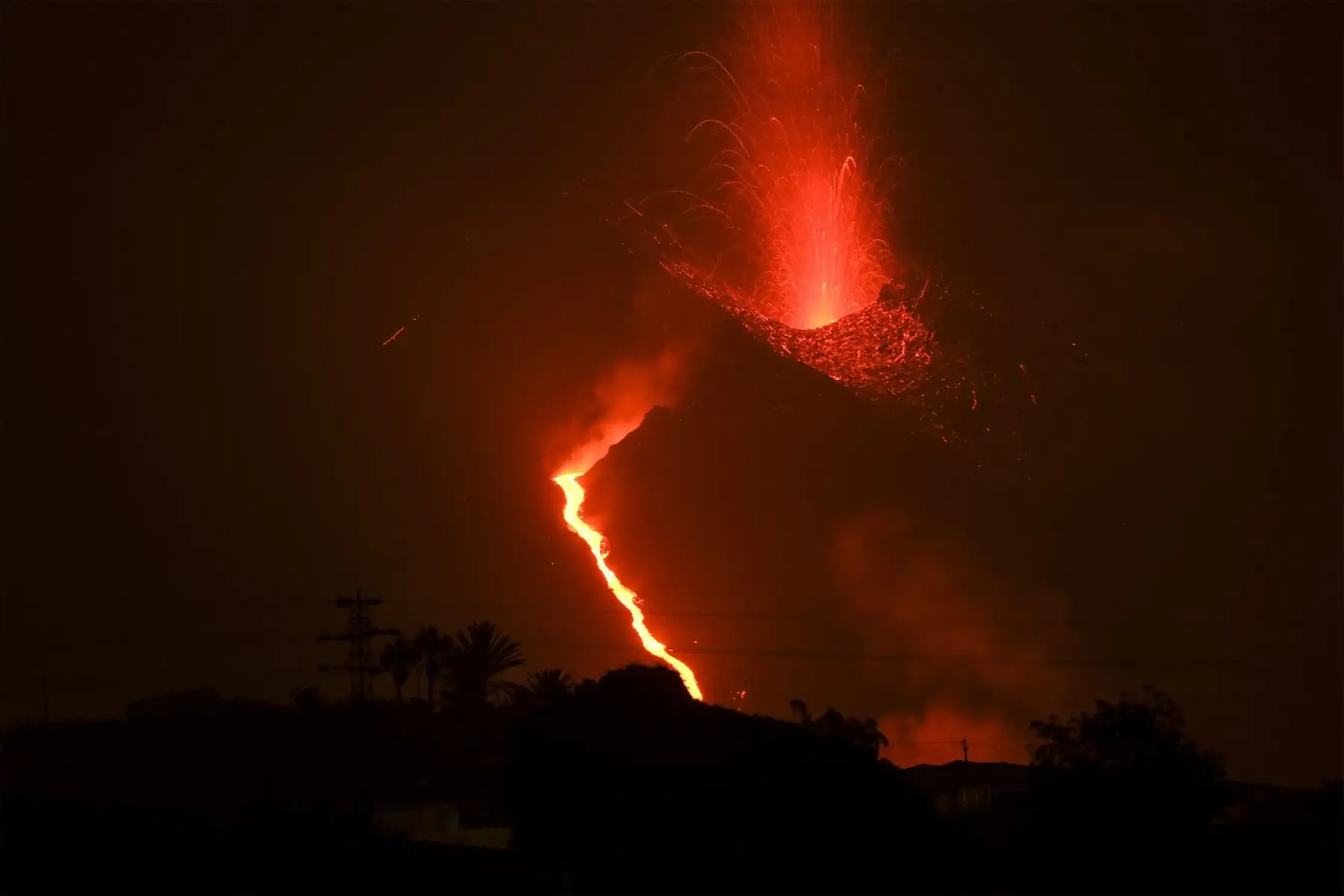 Comienza el octavo día de la erupción volcánica en La Palma, a la espera de que en las próximas horas la colada volcánica llega al mar.
Foto: EFE