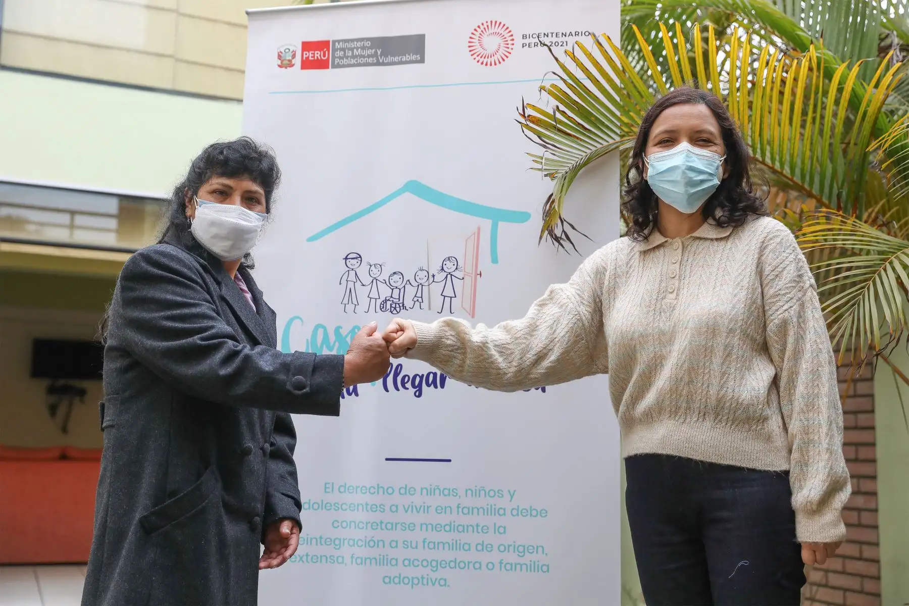 La Primera Dama Lilia Paredes junto a la ministra de la Mujer y Poblaciones Vulnerables, Anahí Durand, participaron en el lanzamiento de la estrategia "Caso por Caso hasta llegar a Casa" en el Centro de Acogida Residencial (CAR) "Hogar Divino Jesús", en el distrito de San Miguel.
Foto: ANDINA/Andrés Valle
