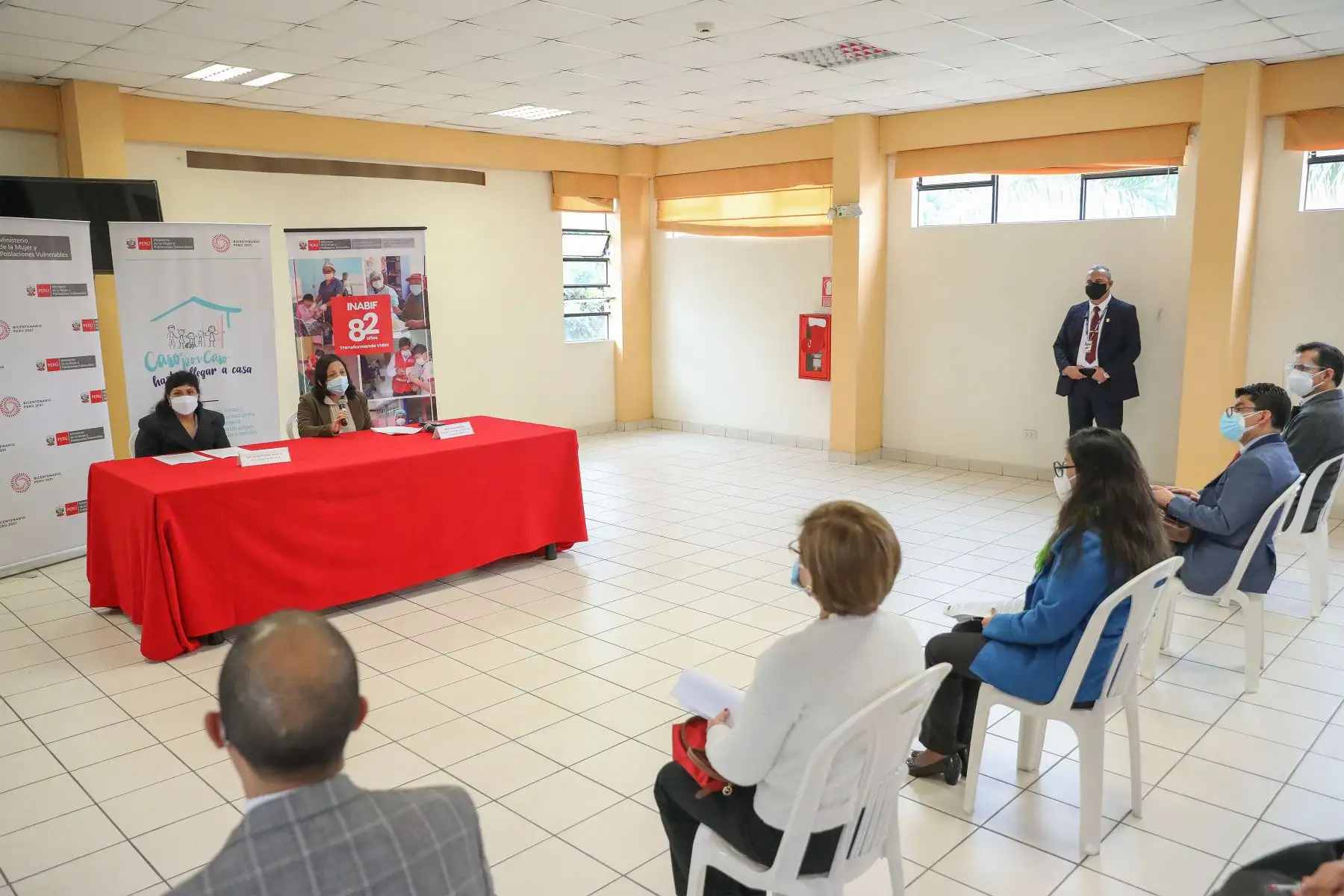 La Primera Dama Lilia Paredes junto a la ministra de la Mujer y Poblaciones Vulnerables, Anahí Durand, participaron en el lanzamiento de la estrategia "Caso por Caso hasta llegar a Casa" en el Centro de Acogida Residencial (CAR) "Hogar Divino Jesús", en el distrito de San Miguel.
Foto: ANDINA/Andrés Valle